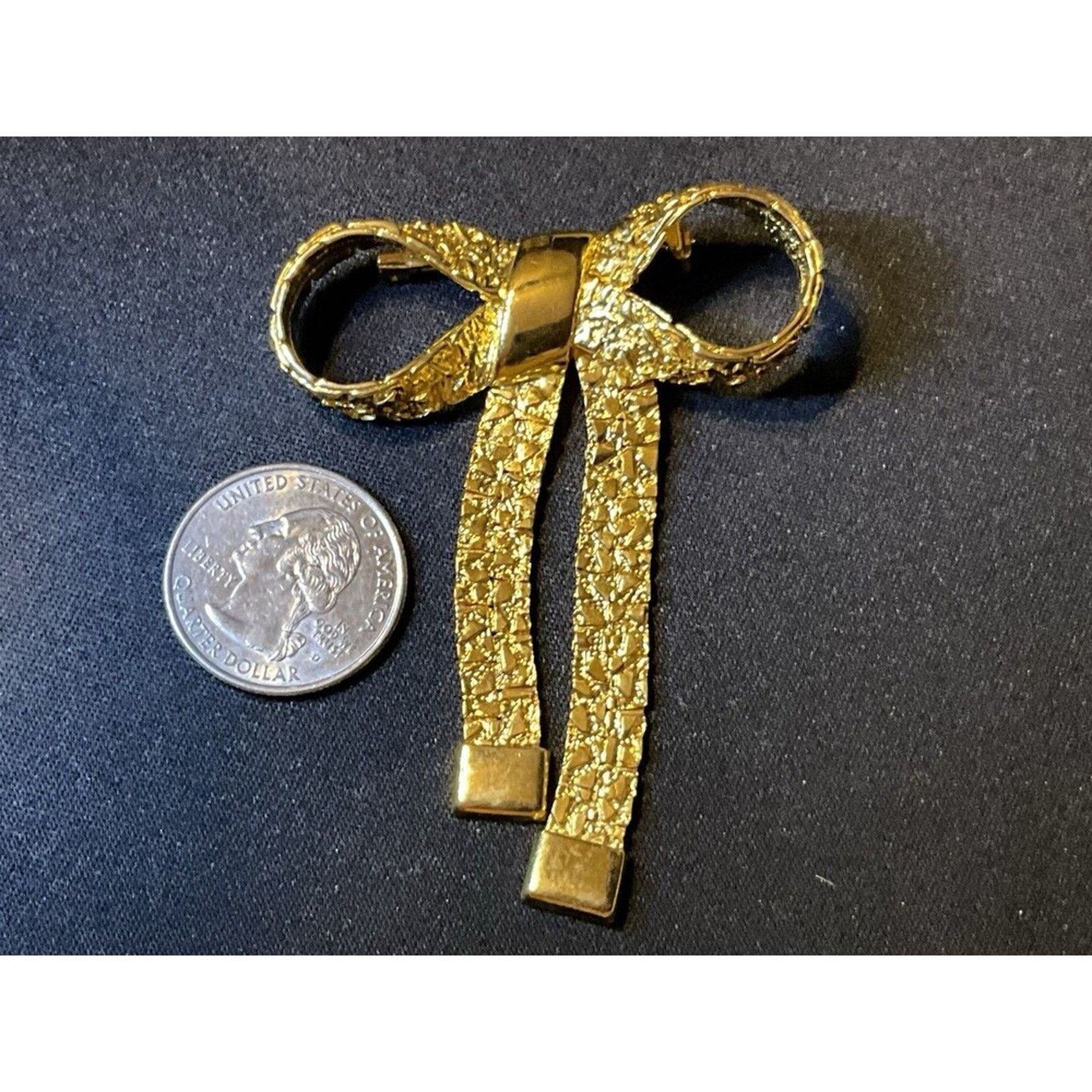 Other Textured Gold Tone Nugget Bow And Ribbon Brooch Size ONE SIZE - 4 Thumbnail