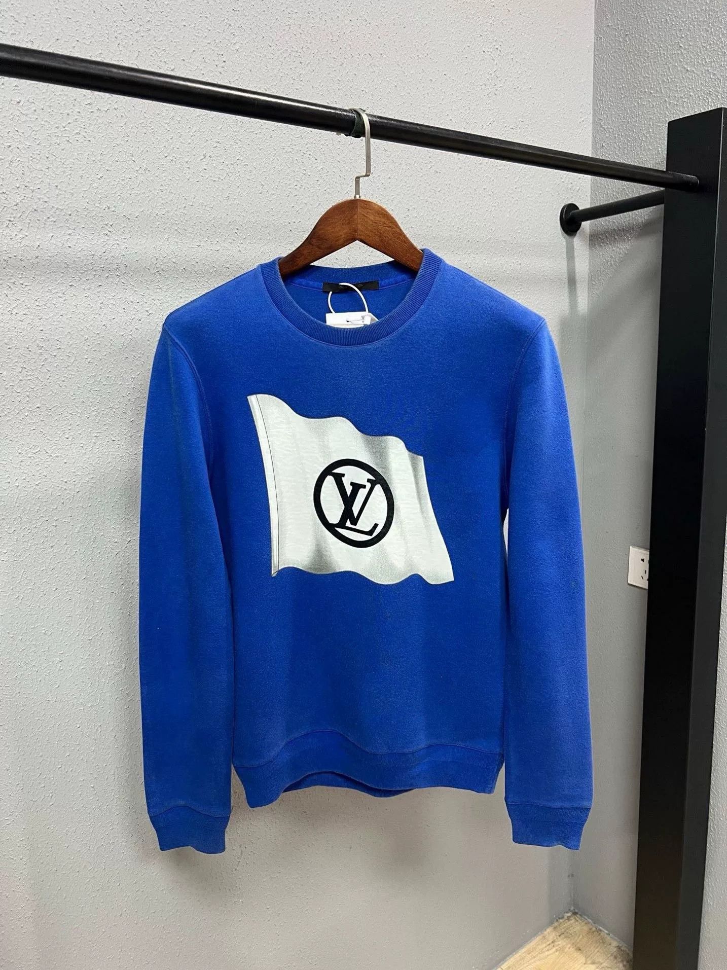 Louis Vuitton lv logo blue sweatshirt for casual wear Size US M / EU 48-50 / 2 - 1 Thumbnail