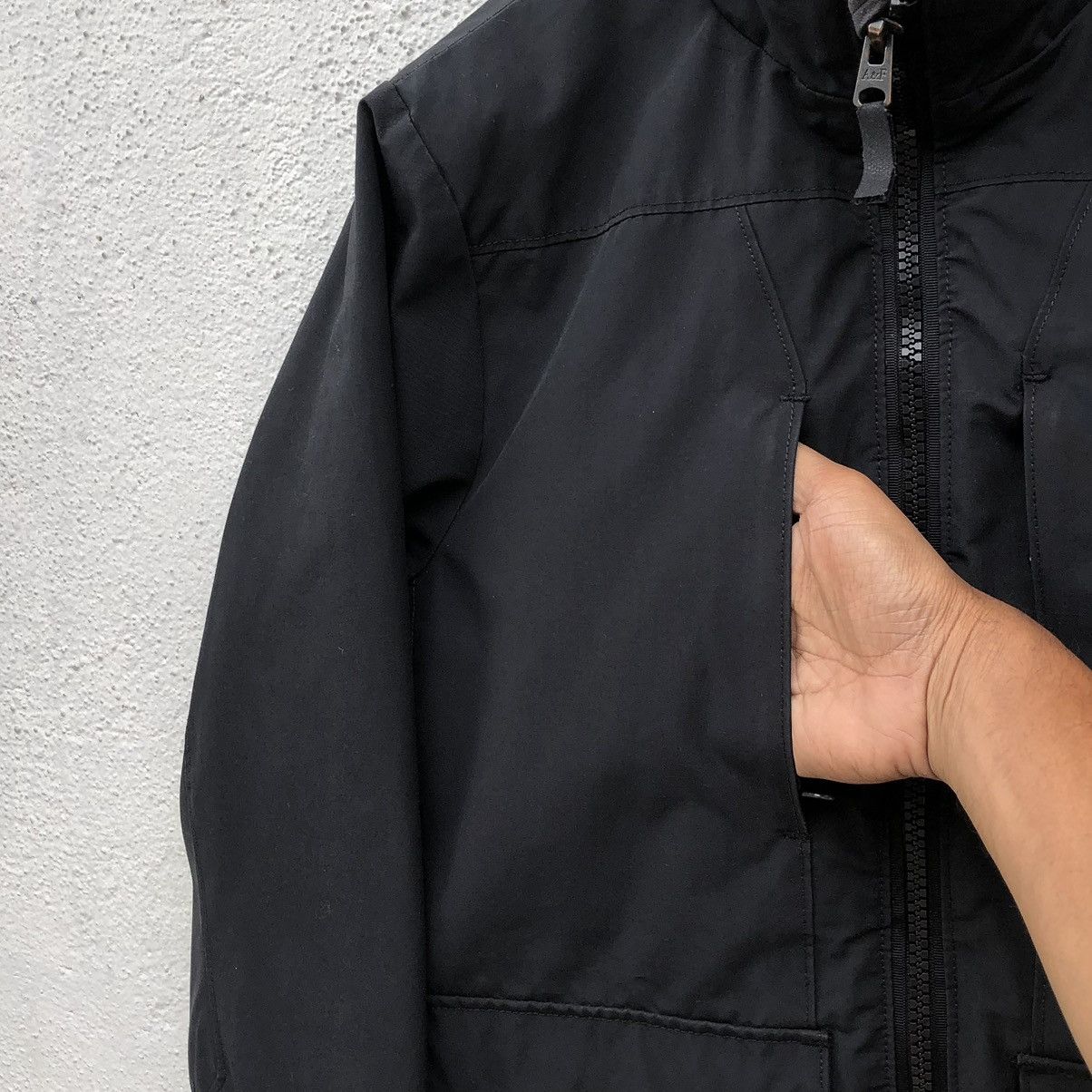 Abercrombie & Fitch Abercrombie & Fitch Black Insulated Waterproof Bomber Jacket Size US M / EU 48-50 / 2 - 9 Thumbnail