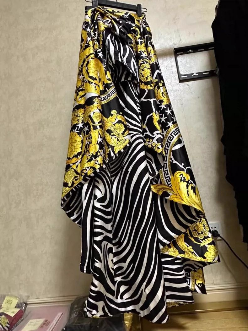 Versace Versace Black and white gold pattern design Size 25" / US 0 / IT 36 - 2 Thumbnail