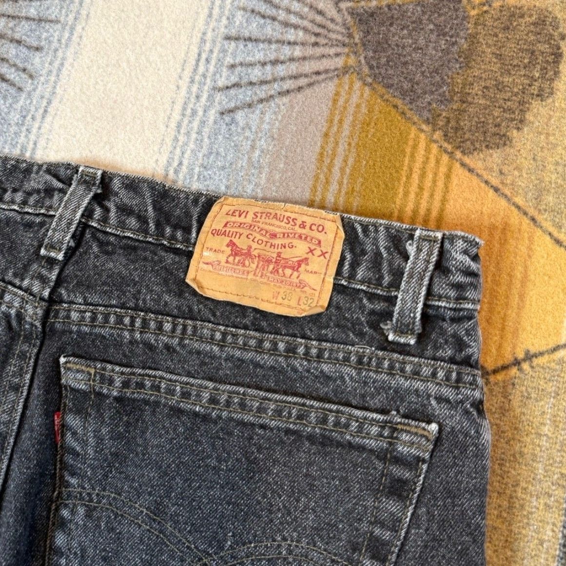 Levi's VINTAGE Levi’s 550 Jeans Black Denim Wide-Leg 90s 36x28 Mens Jeans Size US 36 / EU 52 - 5 Thumbnail