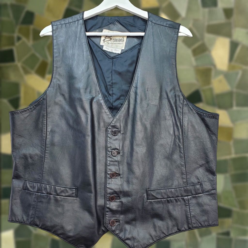 VINTAGE Bermans Men Black Leather Vest 44 Button Front VNeck Biker Cowboy Western Chest 44 Regular Lined Pockets Single-Breasted