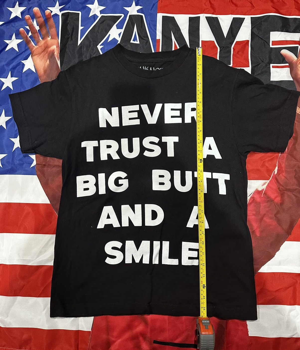 Other unknown clothing “never trust a big butt and smile “ tee Size US M / EU 48-50 / 2 - 2 Thumbnail
