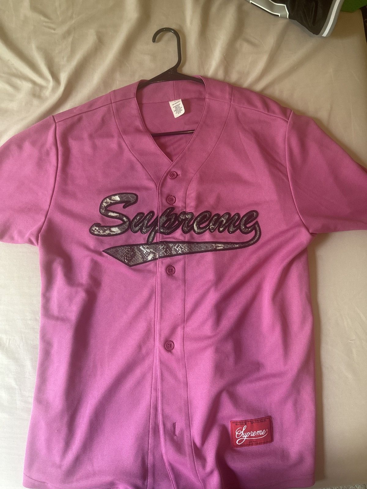 Supreme Supreme Snake Script Logo Baseball Jersey Pink Size L FW17 Size US L / EU 52-54 / 3 - 1 Thumbnail