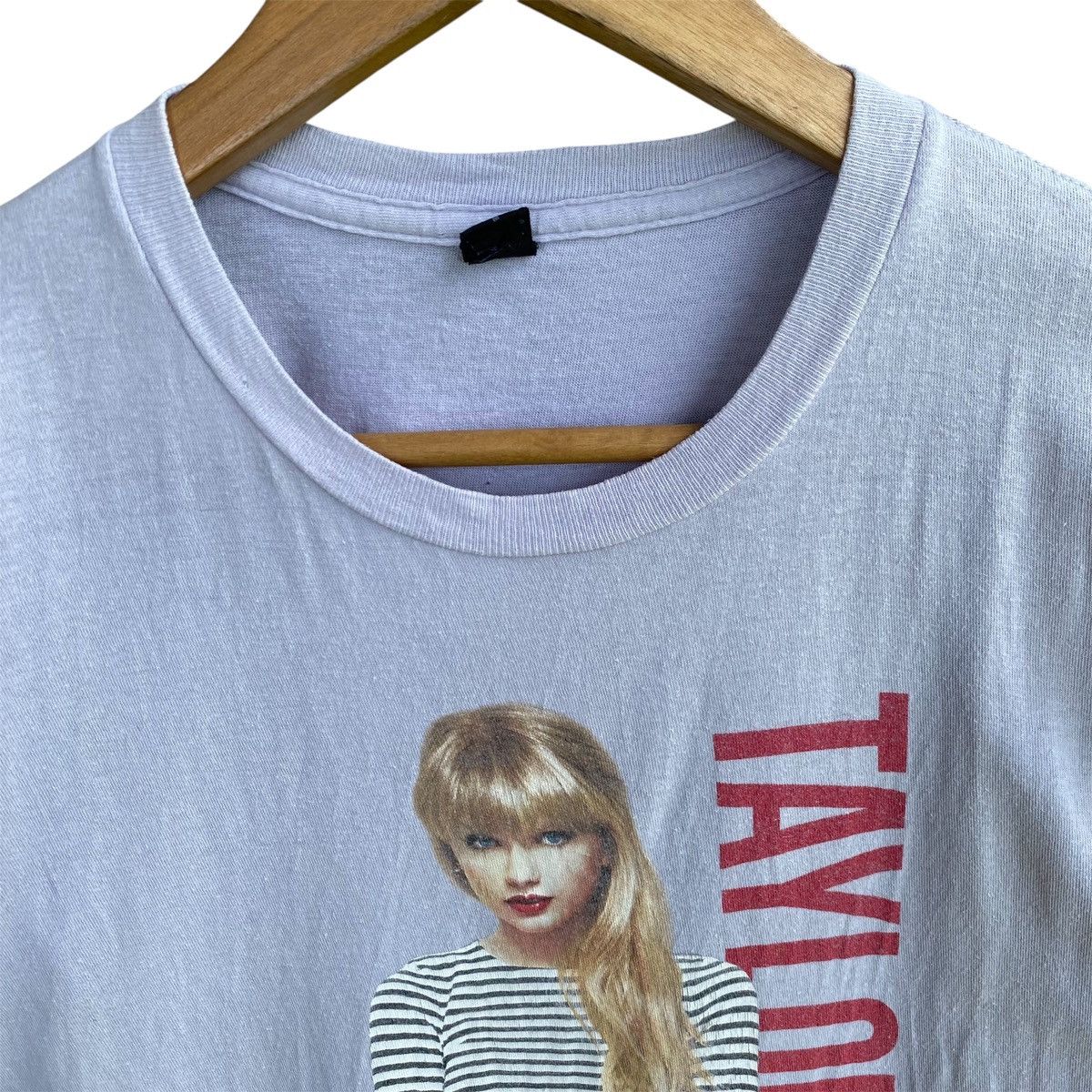 Band Tees Vintage Faded Y2K Taylor Swift Red Tour ERD GRUNGE TEE Size US M / EU 48-50 / 2 - 4 Thumbnail