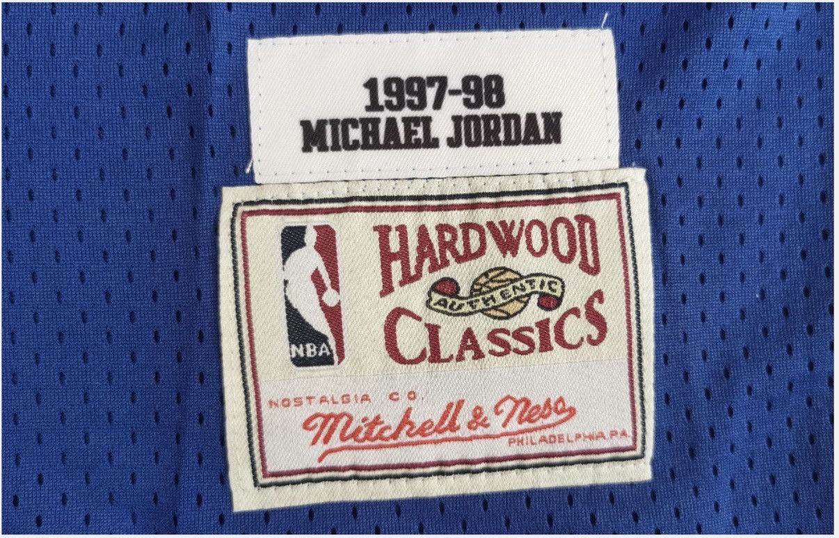 NBA Retrò Maglia Michael Jordan Bulls #23 - M Size US M / EU 48-50 / 2 - 5 Thumbnail