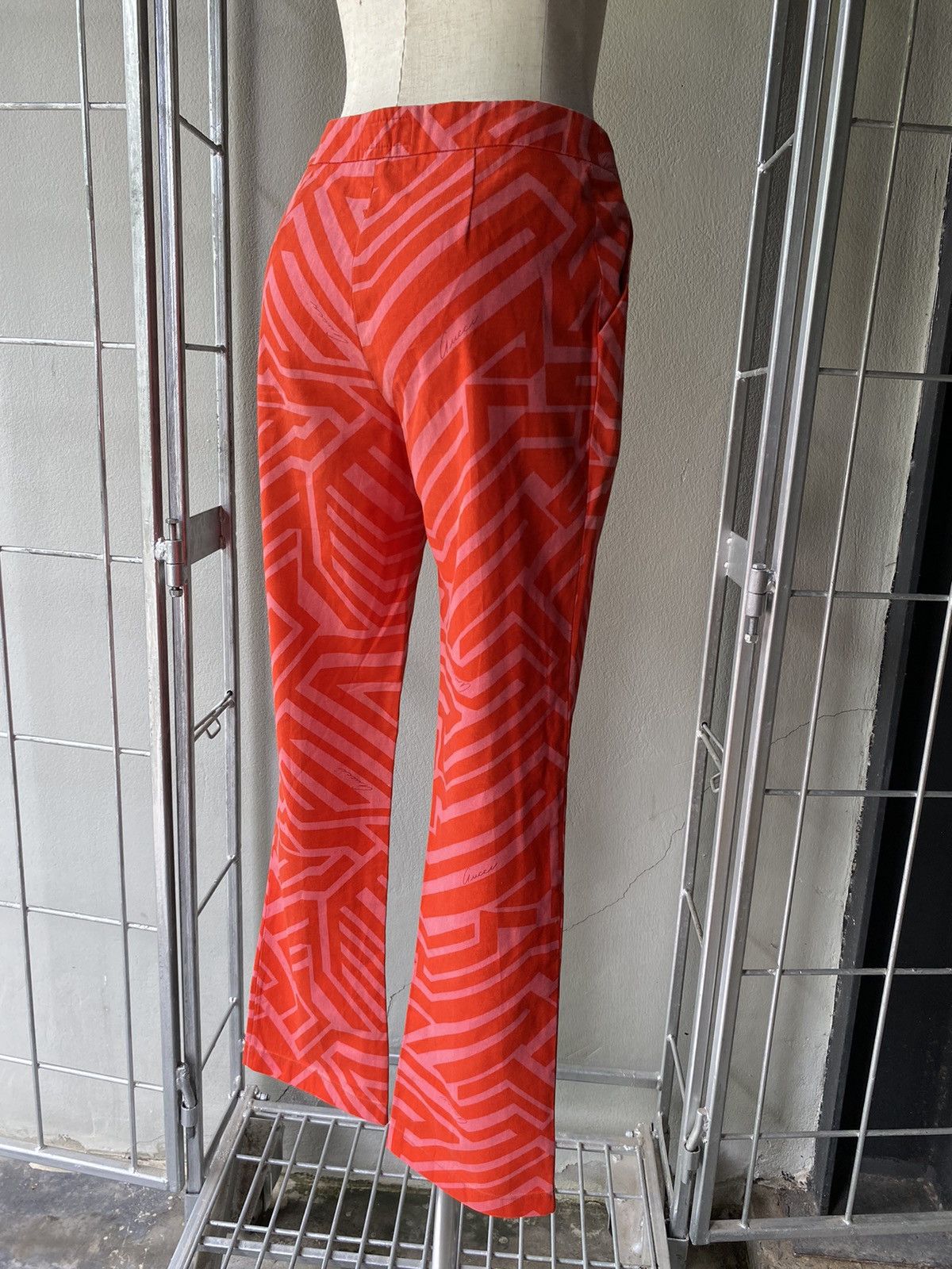 Gucci Gucci red casual pants with pink geometric pattern Size 27" / US 4 / IT 40 - 2 Thumbnail