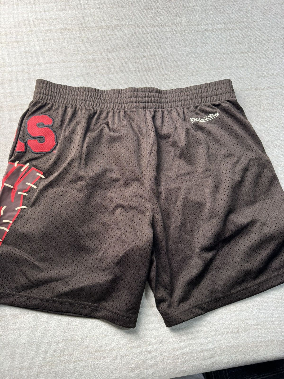 Mitchell & Ness × Travis Scott Wisconsin badgers basketball shorts Size US 36 / EU 52 - 5 Thumbnail