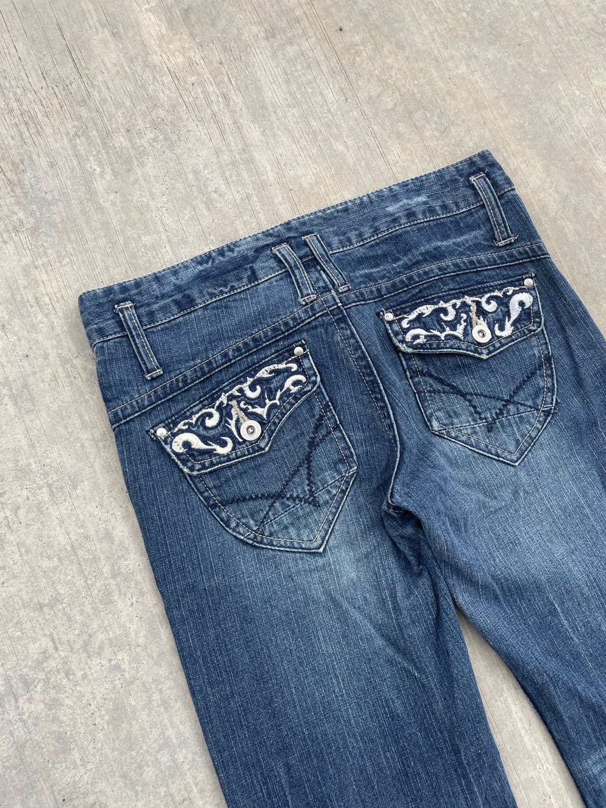 Japanese Brand 2000s JAPANESE BRAND EMBROIDERY MUDWASH FLARE JEANS Size US 30 / EU 46 - 6 Thumbnail