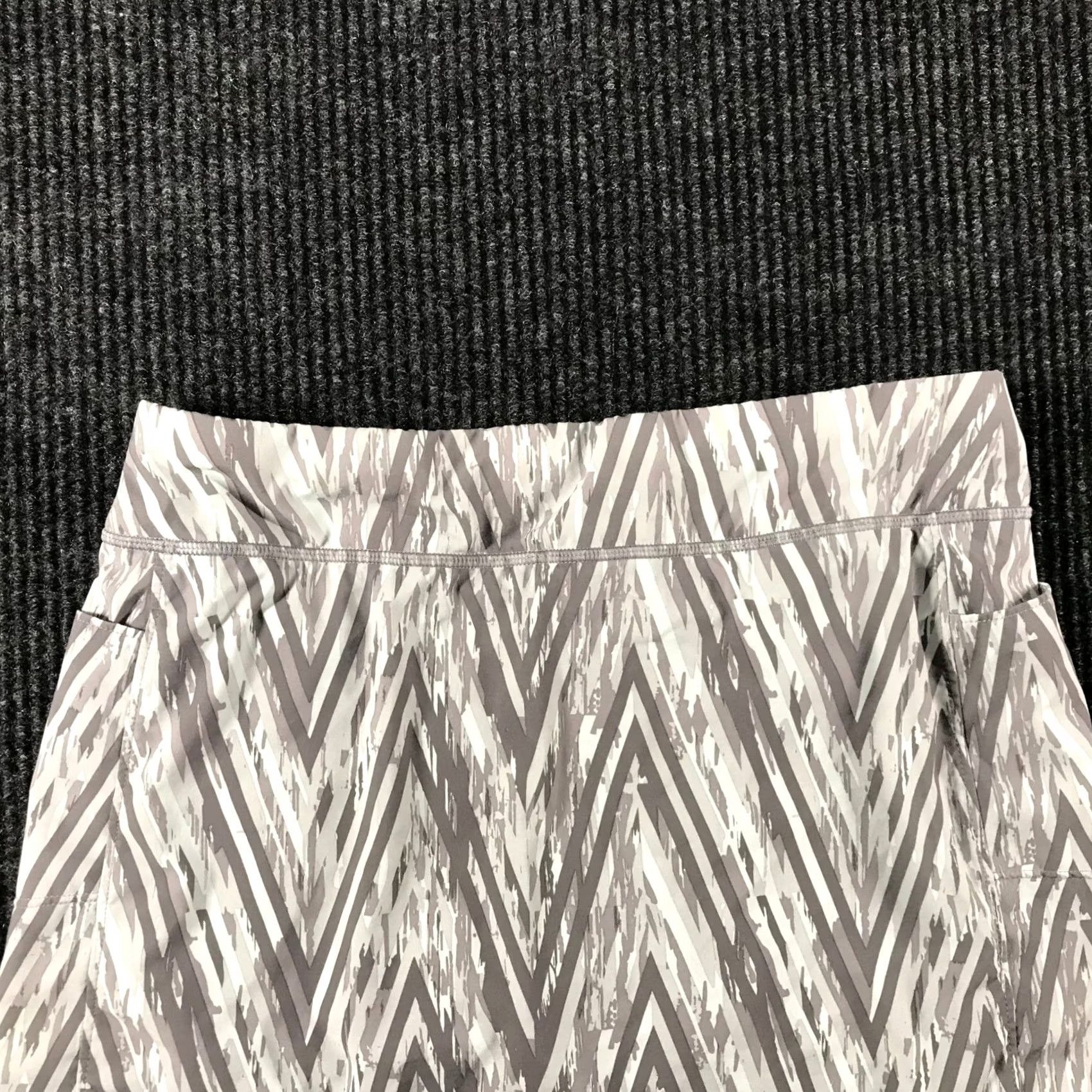 Smartwool VINTAGE SmartWool Grey Chevron Print Athletic Skort Built-in Shorts Pockets Womens S Size 28" / US 6 / IT 42 - 5 Thumbnail