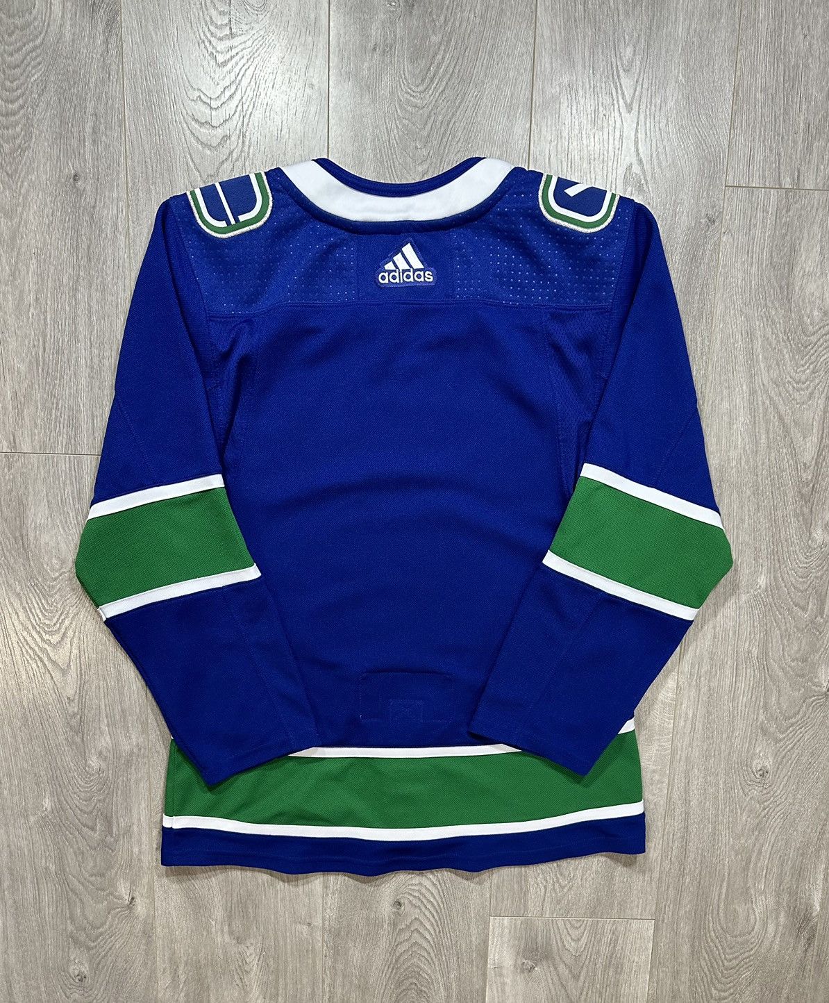 Canucks orders home jersey