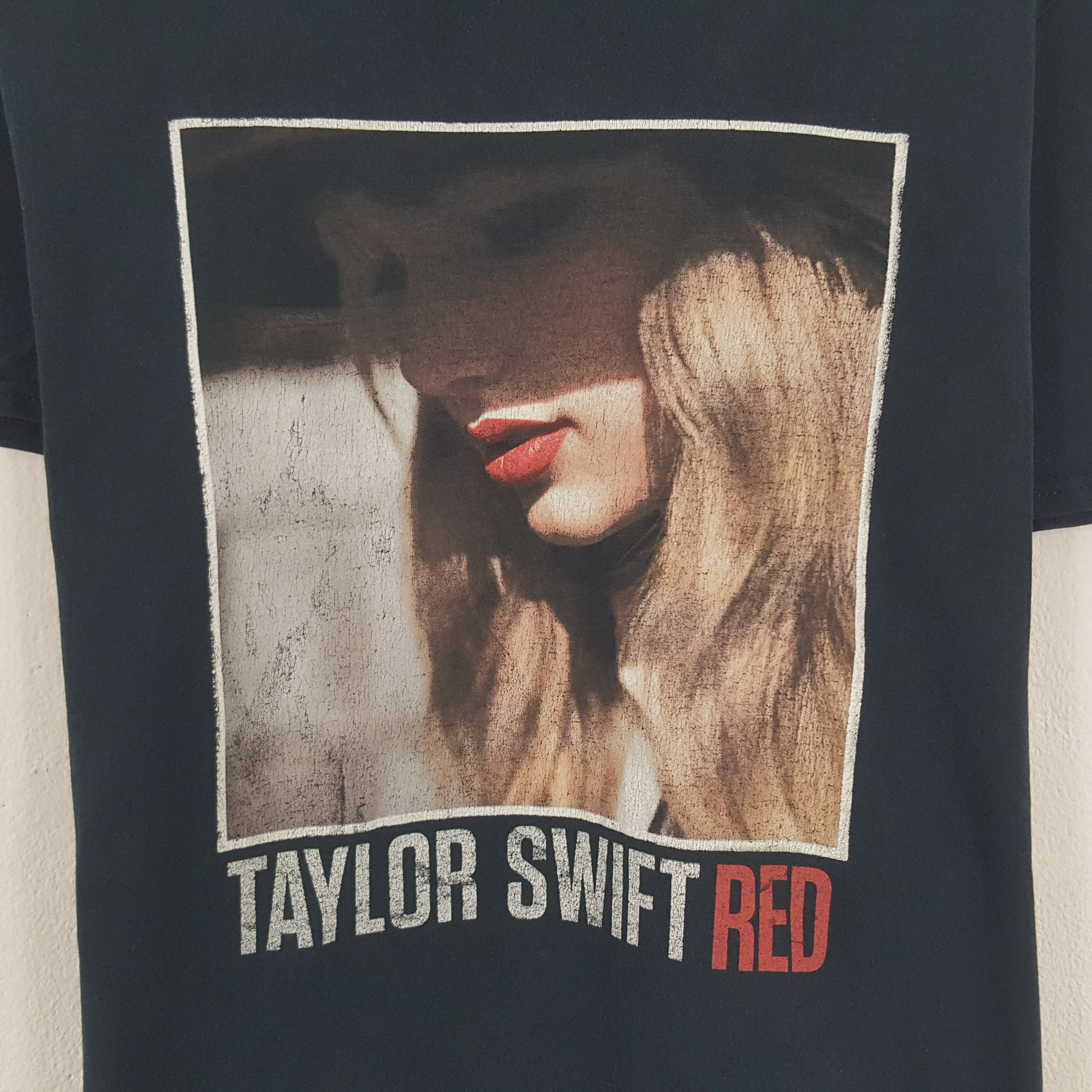 Vintage Vintage Taylor Swift Red AIA Tshirt Size US L / EU 52-54 / 3 - 2 Thumbnail