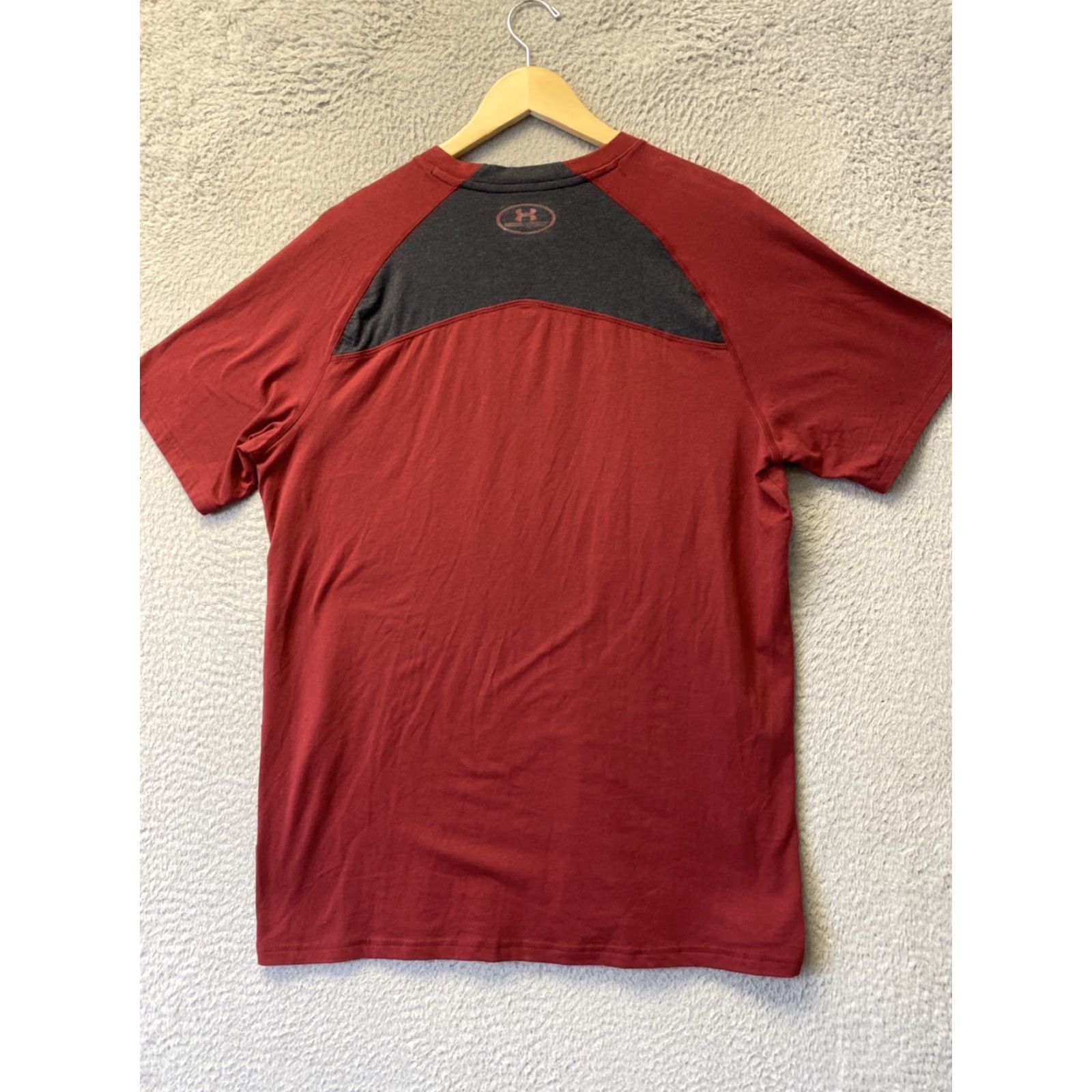 Under Armour VINTAGE? Under Armour Mavericks T Shirt M Mens Burgundy HeatGear Crew Neck Short Sleeve Maroon 14641 Men Size US M / EU 48-50 / 2 - 6 Thumbnail