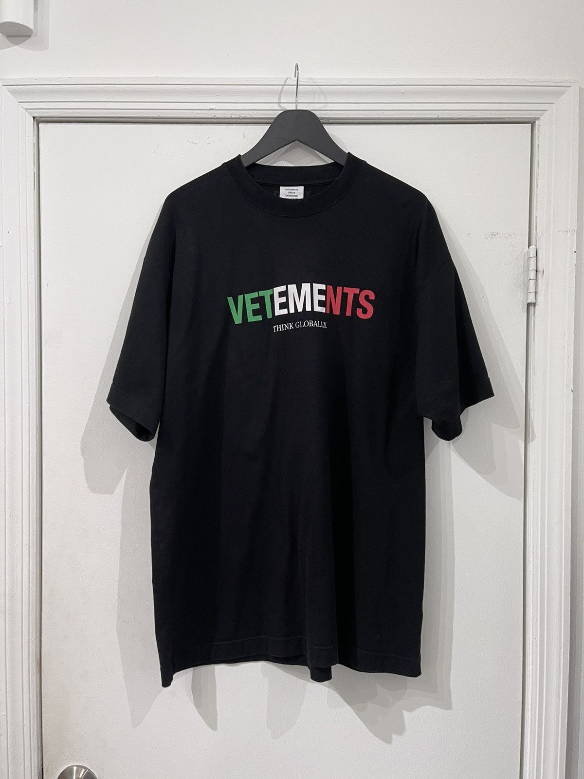 Vetements Think Globally Tee Size US S / EU 44-46 / 1 - 1 Thumbnail