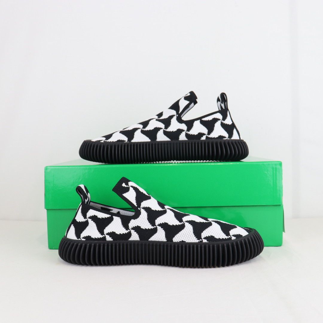 image of Bottega Veneta O1Rshd1 Wavy Triagle Tech Knit Ripple Sneaker In Black, Men's (Size 9)