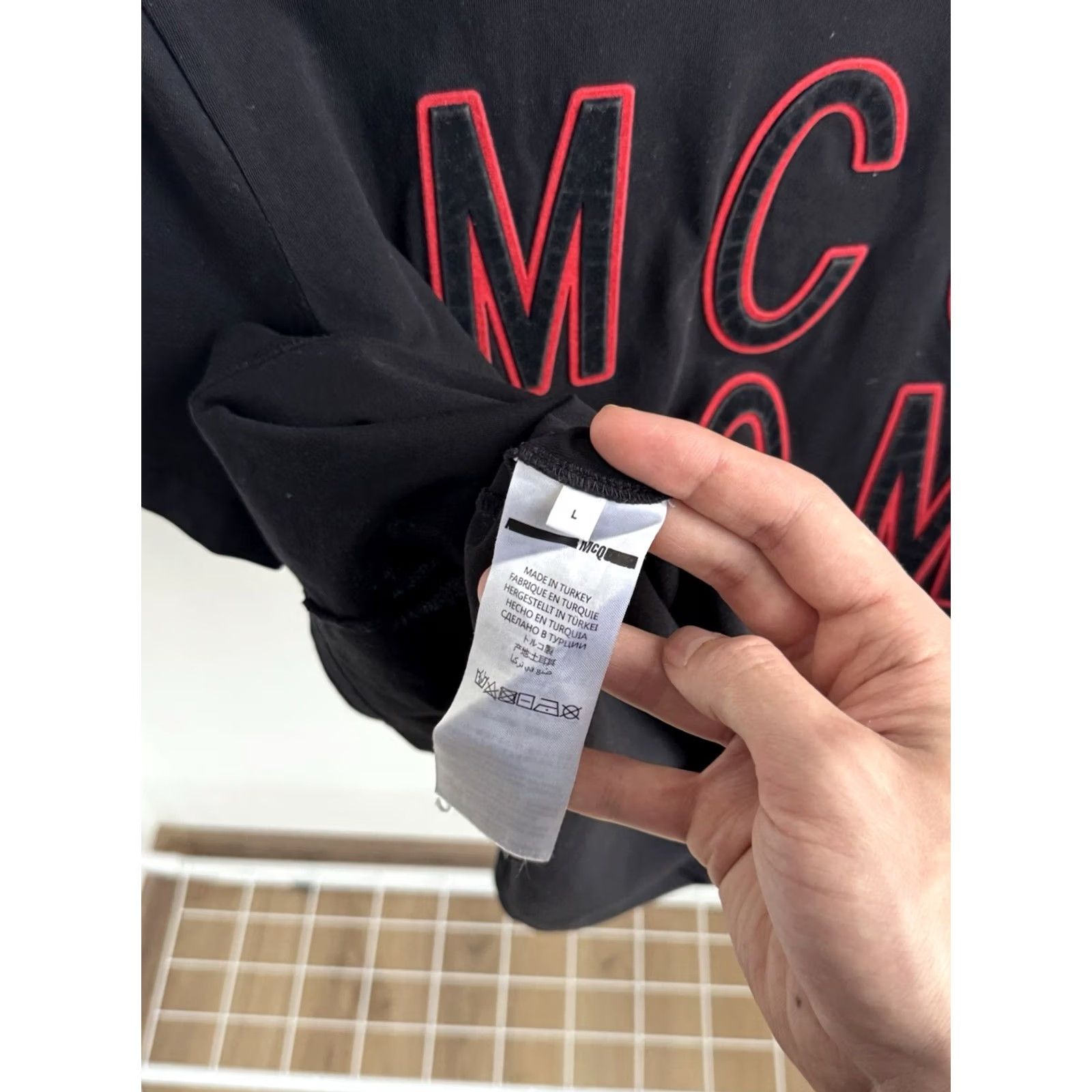 Alexander McQueen VINTAGE Alexander McQueen Over Print Black T Shirt Men L Logo 90s UK USA Streetwear Garden Design Size US L / EU 52-54 / 3 - 7 Thumbnail