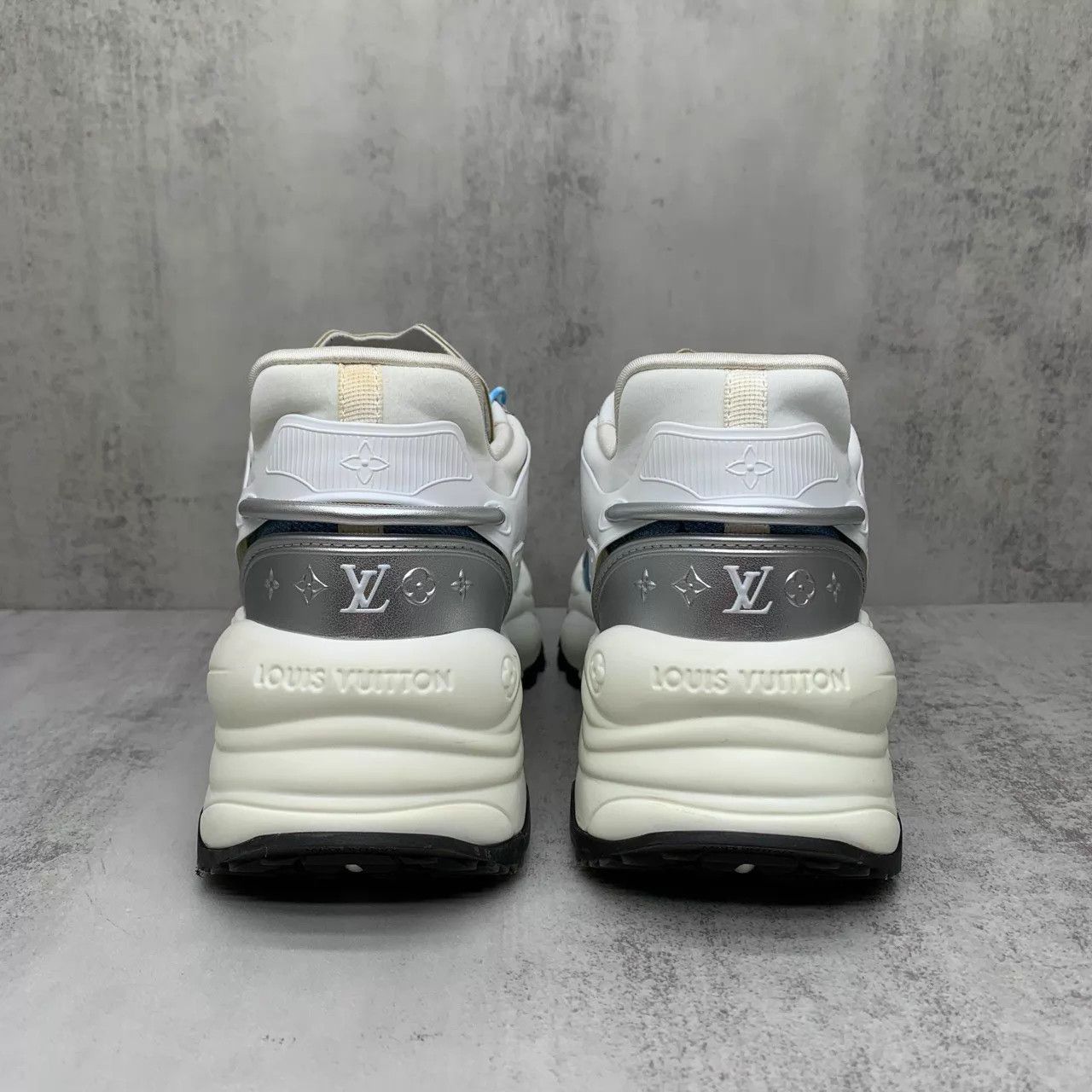 Louis Vuitton Lv Run 55 Denim Monogram Sneaker 35.5 (98 New) Size US 5 / IT 35 - 5 Thumbnail