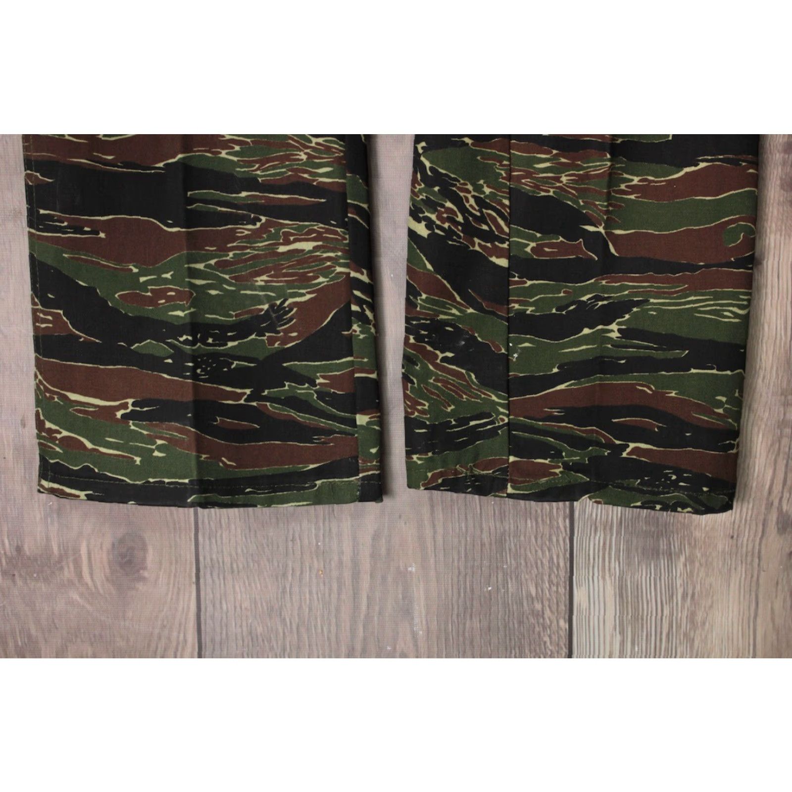 Vintage VINTAGE Men's Gung Ho 70s 80s Tiger Stripe Camo Pants Sz 27x35.25 Green Camouflage Military NOS Vintage Mens Size US 27 - 6 Thumbnail