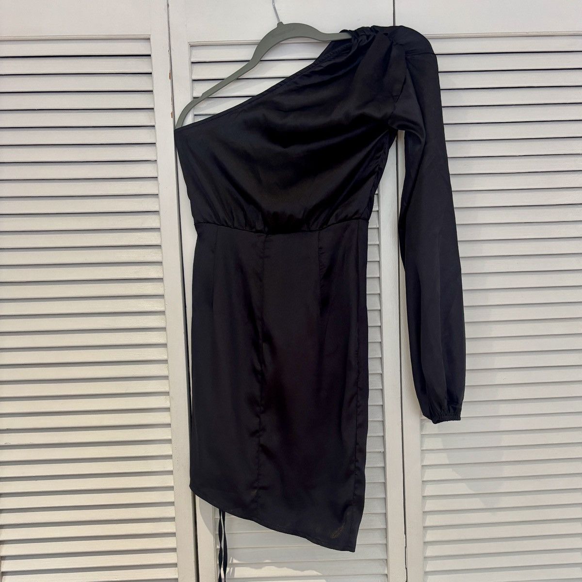 PrettyLittleThing PrettyLittleThing Black One Sleeve Silk Mini Dress NWOT Size XS / US 0-2 / IT 36-38 - 3 Thumbnail