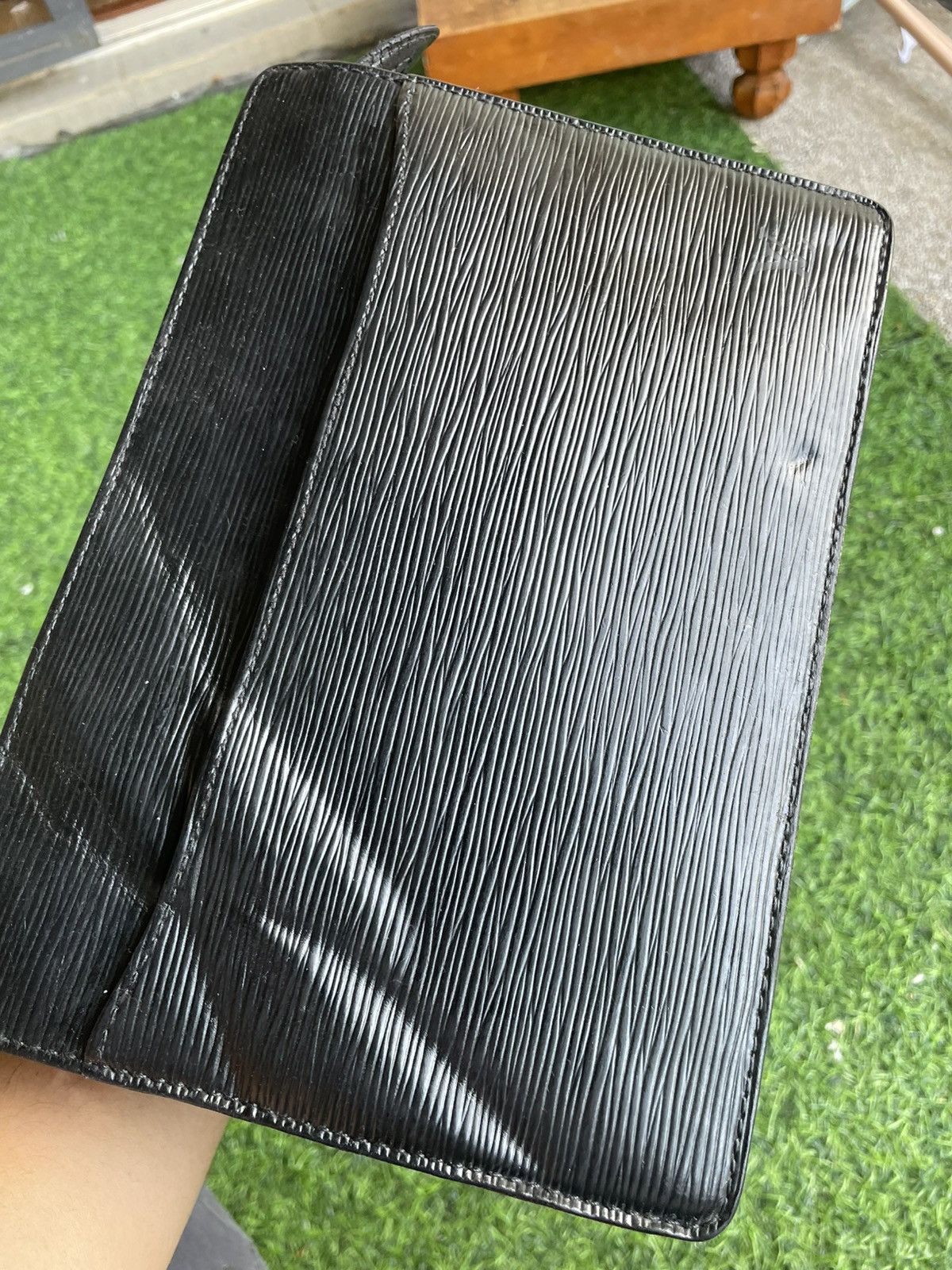 Louis Vuitton Authentic Louis Vuitton Black Epi Leather Clutch Bag Size ONE SIZE - 17 Thumbnail