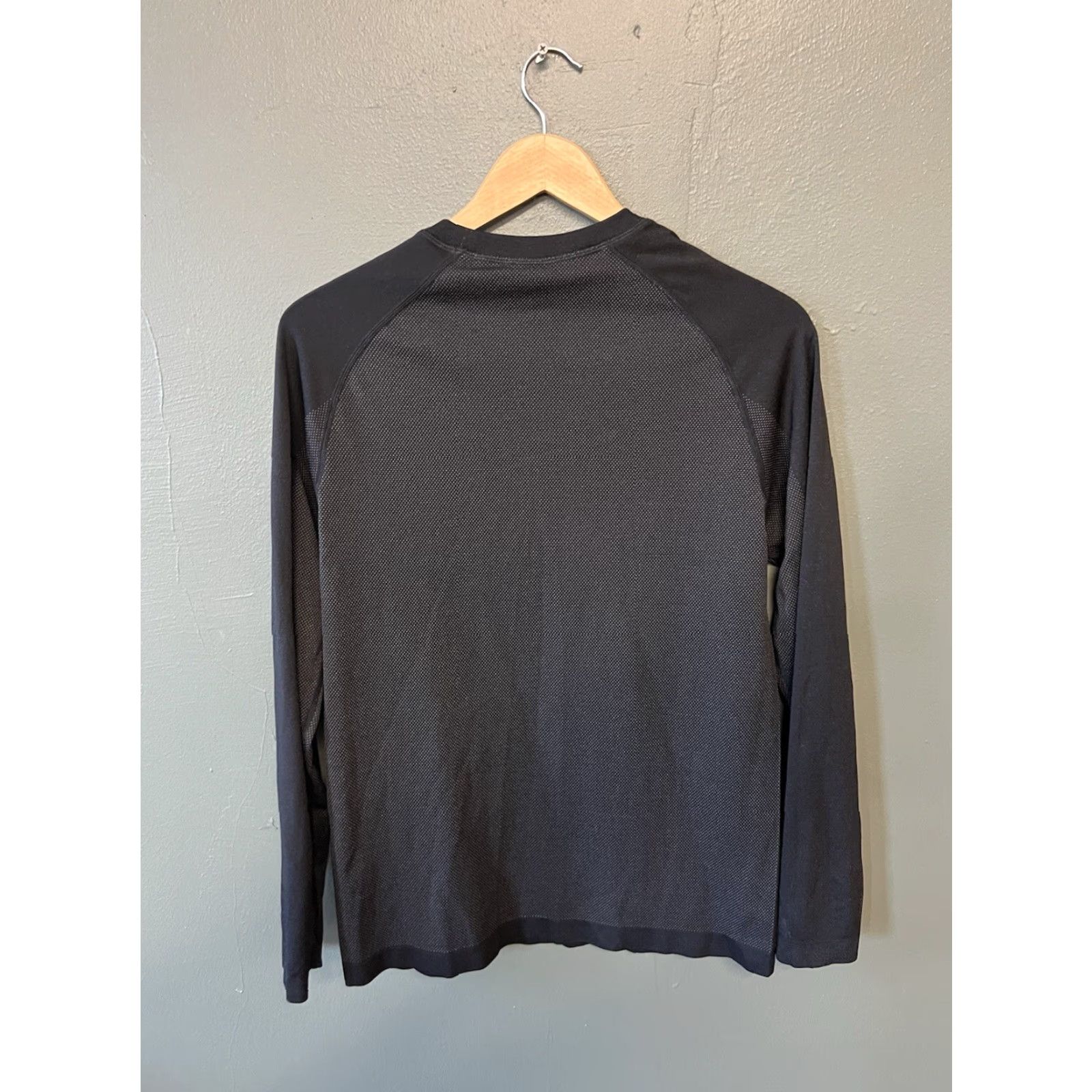 Fabletics Fabletics Mens Black Long Sleeve Nylon Athletic T-shirt Size S - Pullover, Regular, Athletic Fit, Nylon, T-Shirt, Activewear, Men Size US S / EU 44-46 / 1 - 2 Thumbnail