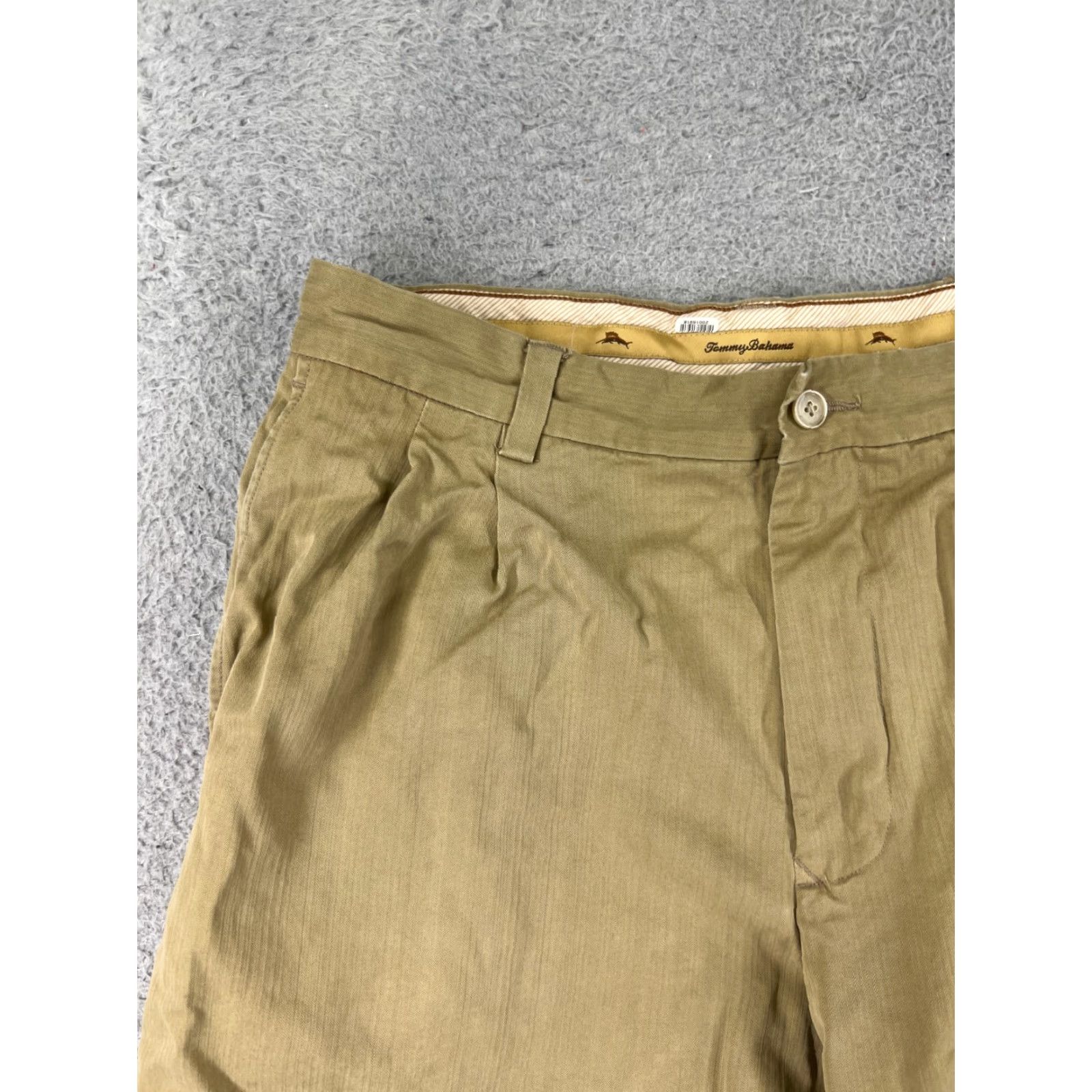Tommy Bahama VINTAGE Tommy Bahama Shorts Mens 34 Beige Pleated Silk Bermuda Beach Resort 100% Silk Quick Dry Pockets Regular Mens Size US 33 - 4 Thumbnail