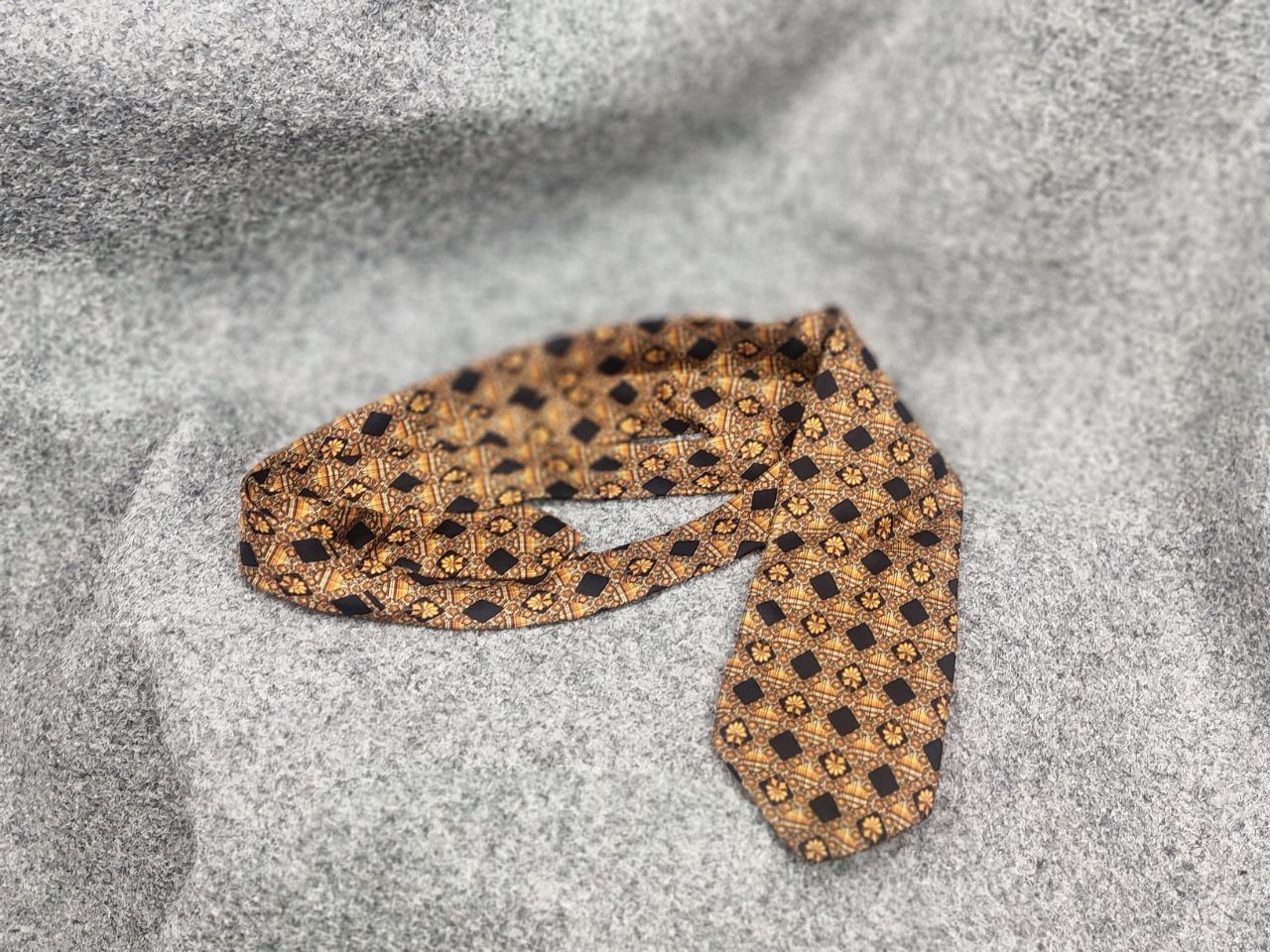 Yves Saint Laurent Yves Saint Laurent Vintage Silk designer tie Gold Pattern Size ONE SIZE - 4 Thumbnail