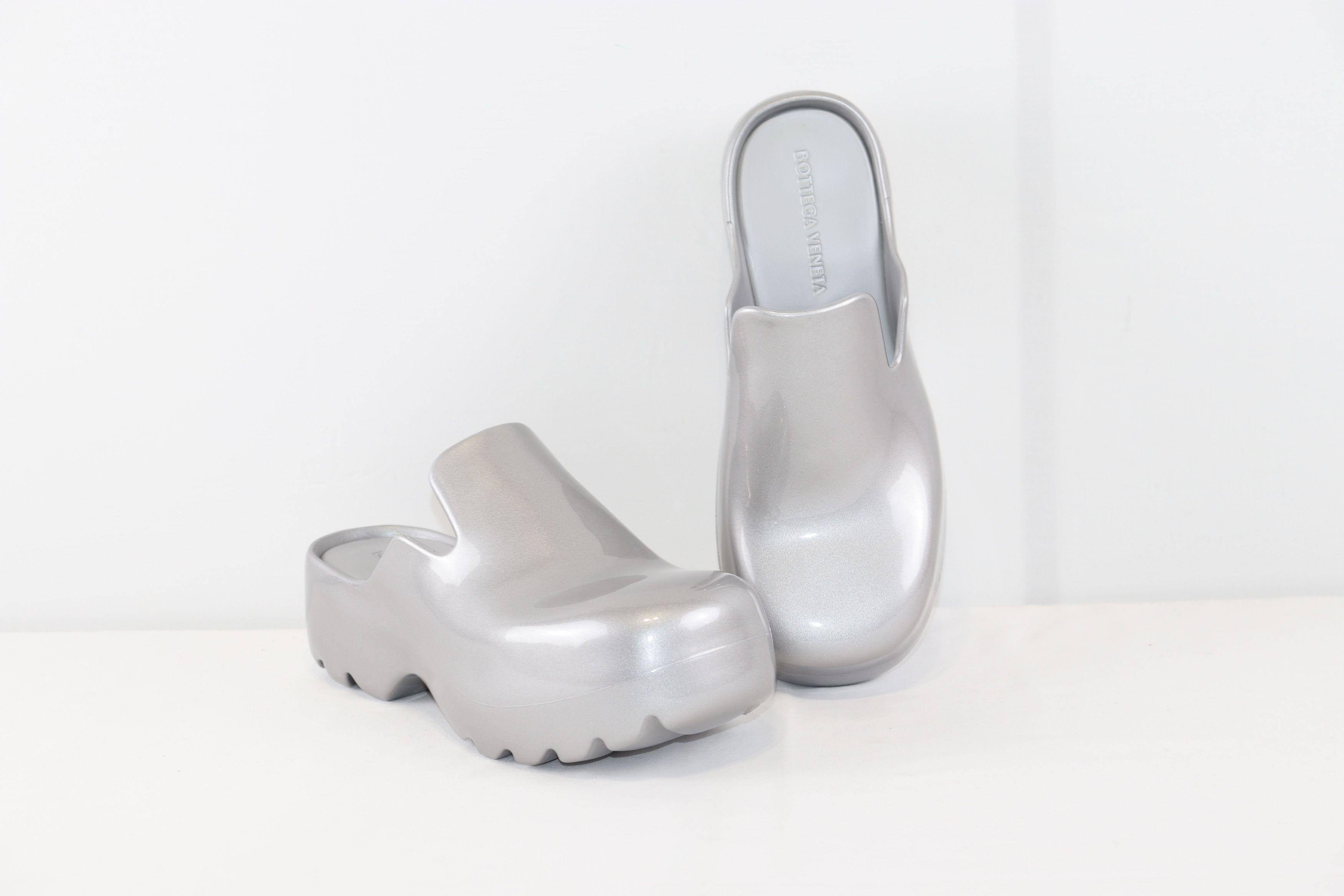 Bottega Veneta o1rshd1 / Flash Rubber Slipper / Slip On in Silver Size US 9 / EU 42 - 8 Thumbnail