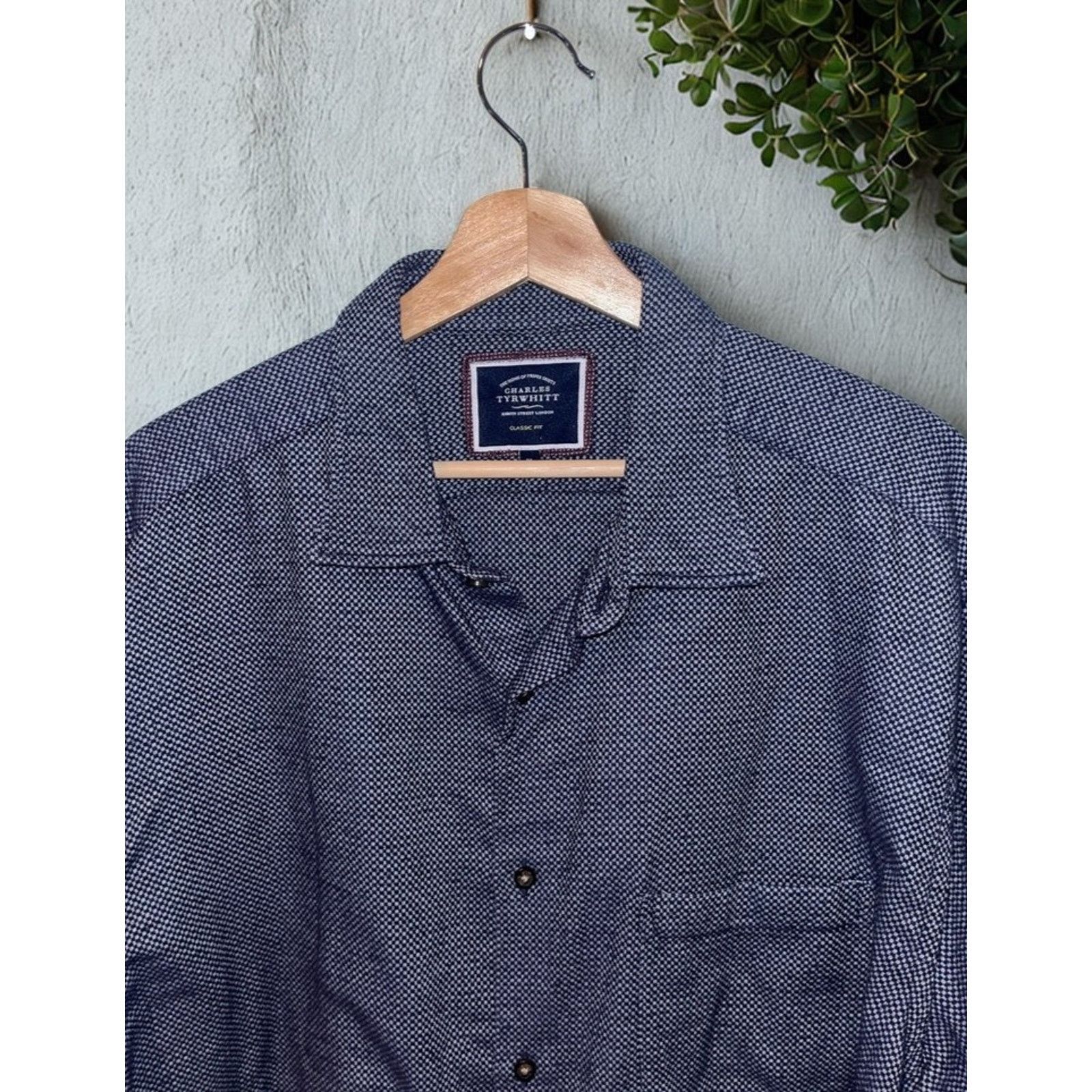 Charles Tyrwhitt Charles Tyrwhitt Heavy Cotton Button Down Shirt Men's Sz. XL Size US XL / EU 56 / 4 - 2 Thumbnail