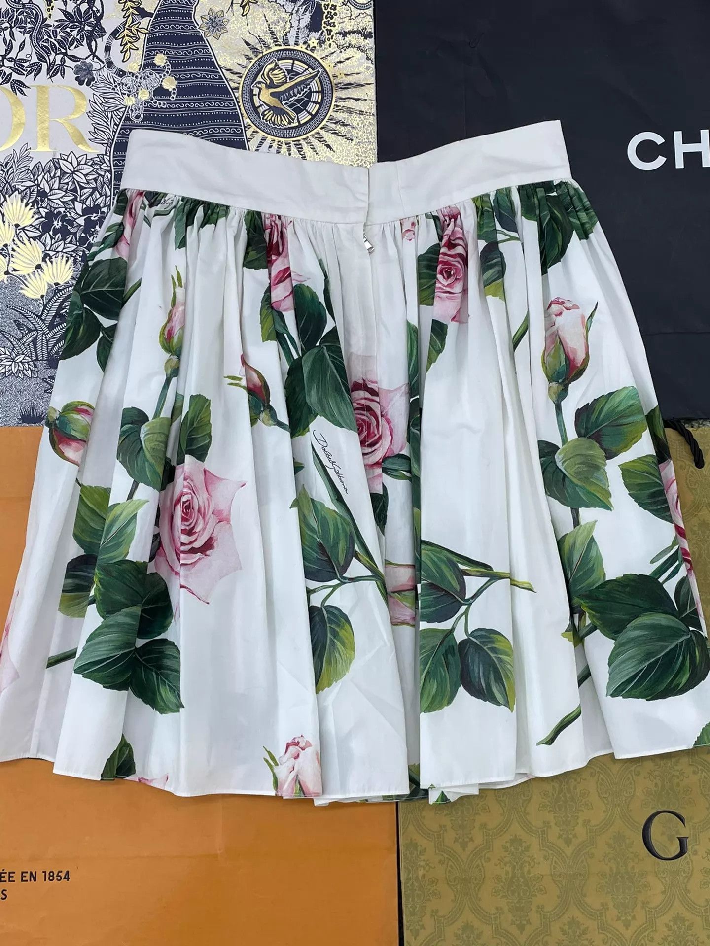 Dolce & Gabbana DG White Rose Classic Printed Skirt 40 New Size 27" / US 4 / IT 40 - 2 Thumbnail