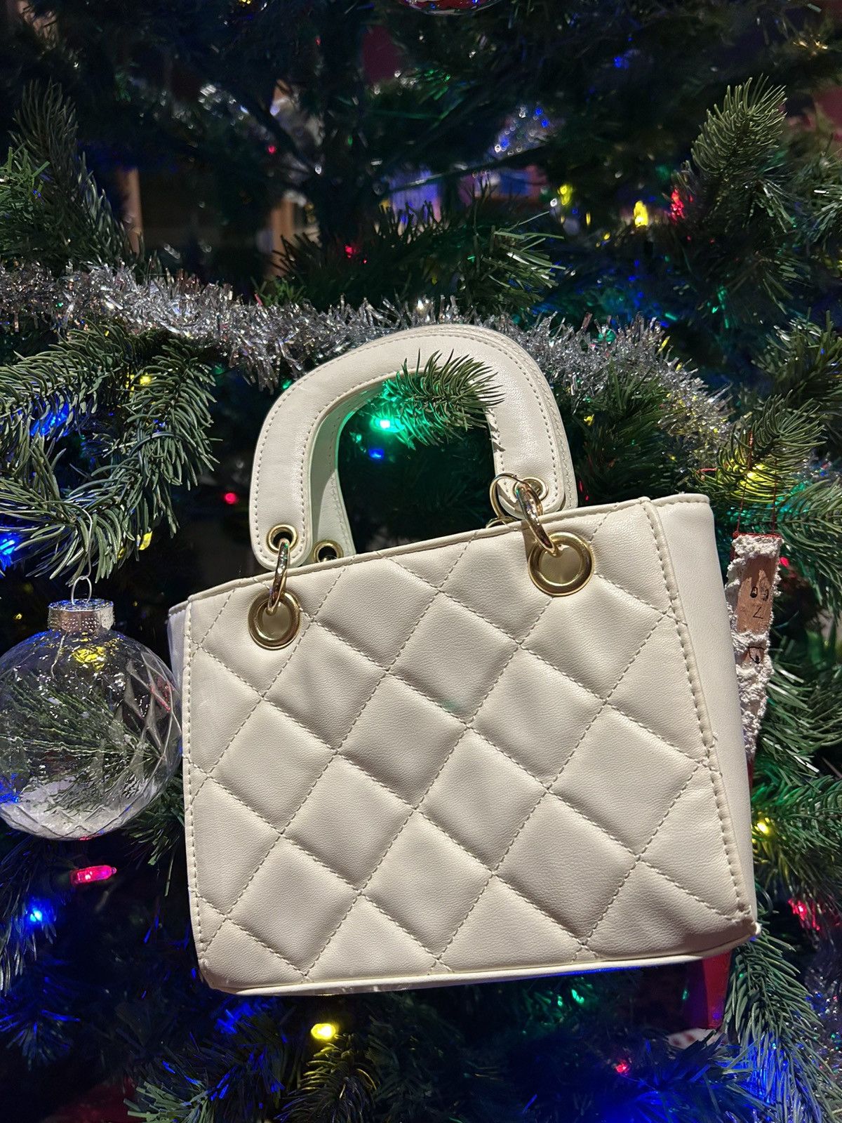 Designer DIAMOND QUILTED WHITE PURSE Size ONE SIZE - 1 Thumbnail