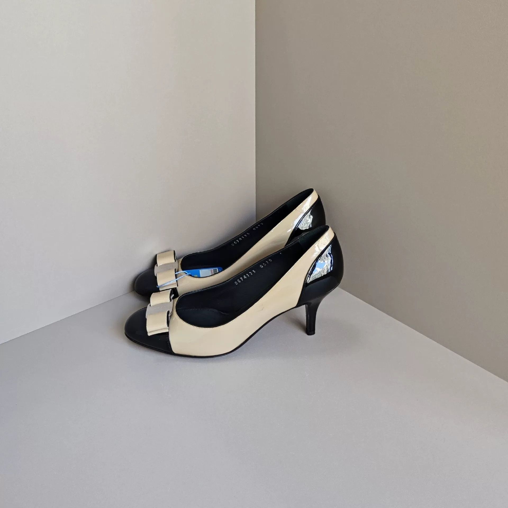 Salvatore Ferragamo Salvatore Ferragamo Lowtop Sneakers us_6 Women Size US 6 / IT 36 - 1 Thumbnail