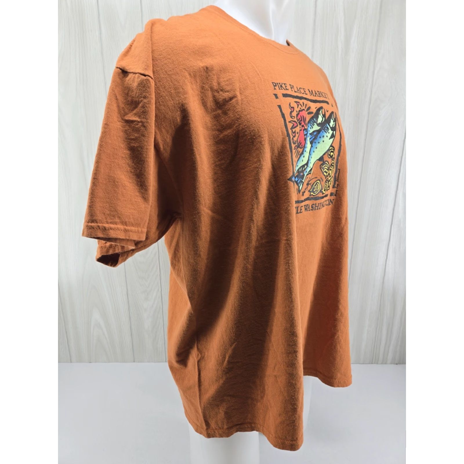 Port & Company Pike Place Market Seattle Washington Graphic T-shirt Men's 2XL Orange Port & Company Shirt Short Sleeve Crew Neck City Logo Size US XXL / EU 58 / 5 - 6 Thumbnail
