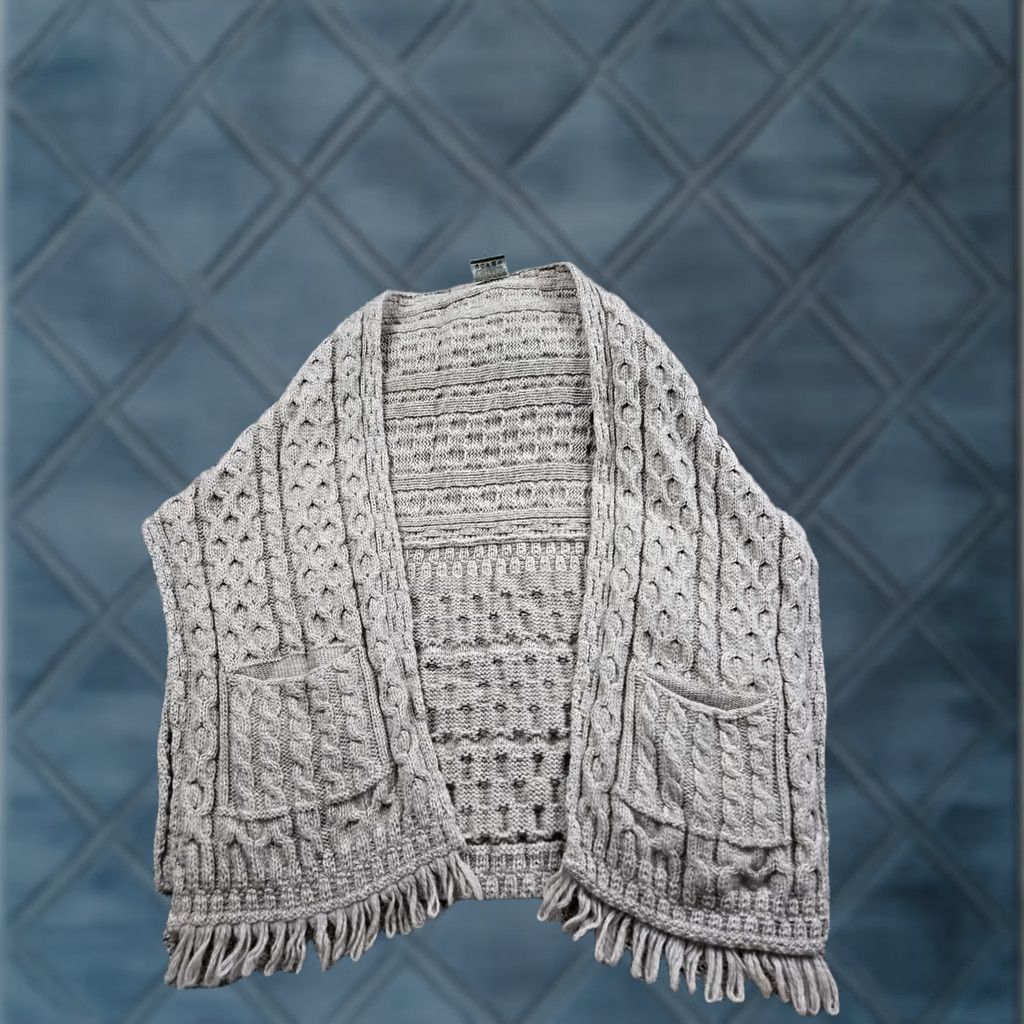 Vintage VINTAGE Carraig Donn Shawl Womens One Size Beige Aran Cable Knit Merino Wool Ireland Vest Size ONE SIZE - 1 Thumbnail
