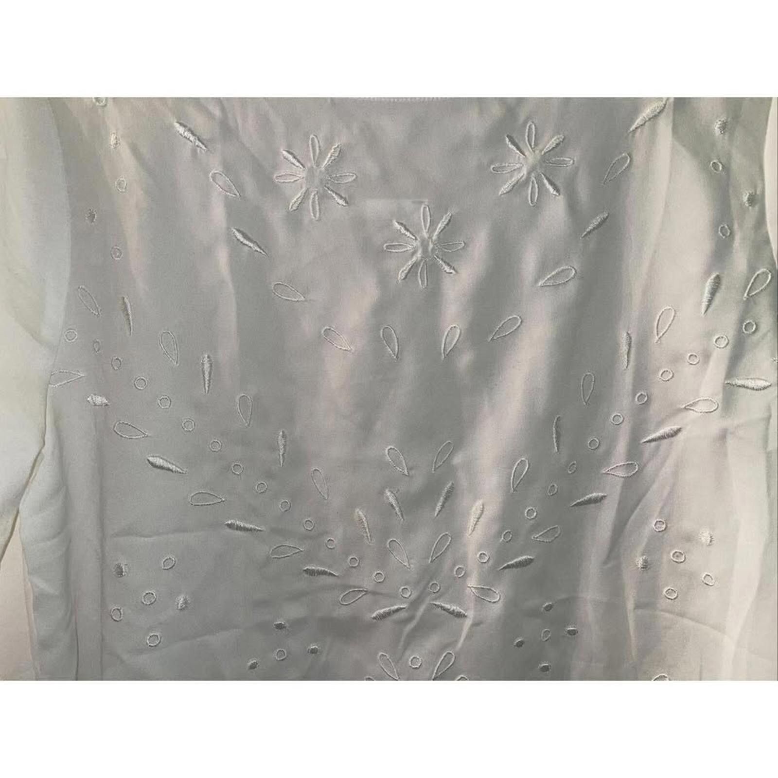 Ann Taylor Stylish Ann Taylor Factory Embroidered White Top Size S / US 4 / IT 40 - 3 Thumbnail