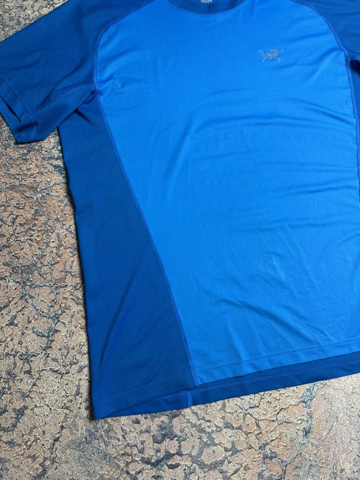 Arc'teryx Arcteryx T-shirt small logo y2k size L Size US L / EU 52-54 / 3 - 5 Thumbnail