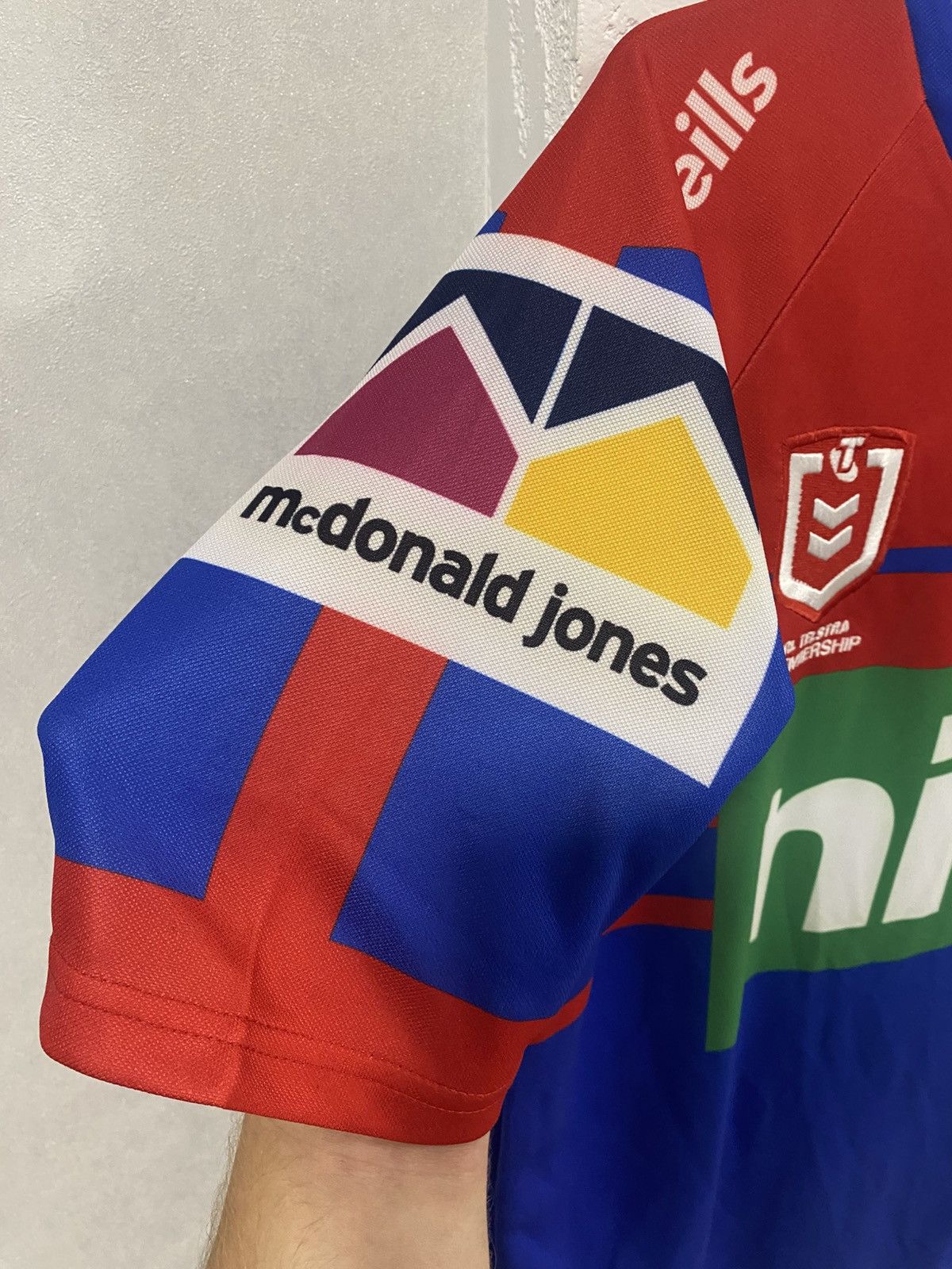 O'Neills NWT NRL NEWCASTLE KNIGHTS RUGBY LEAGUE SHIRT JERSEY O'NEILLS Size US M / EU 48-50 / 2 - 8 Thumbnail