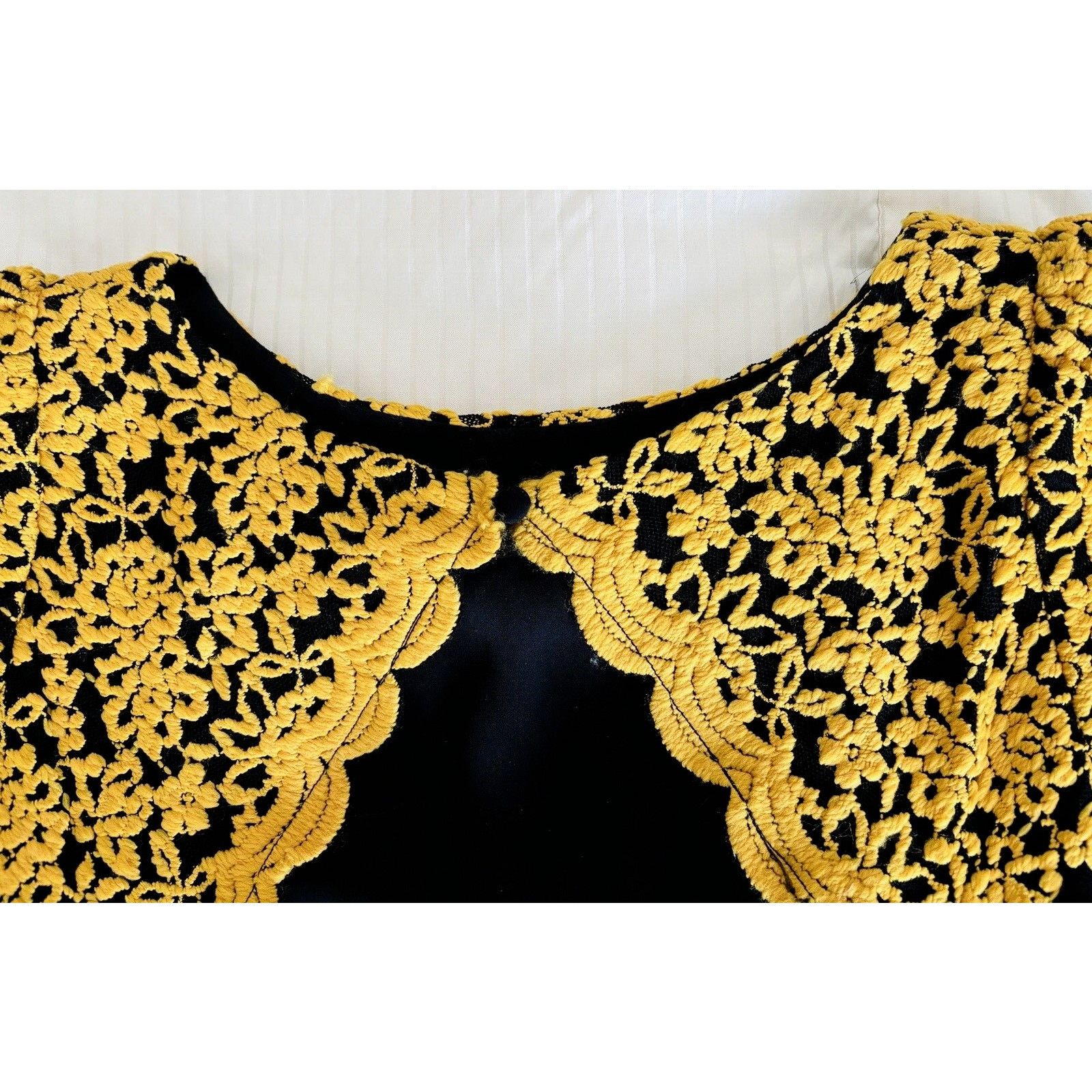 Alice + Olivia Alice + Olivia Bodycon Dress Sz. 4 Stretch Lace KeyholeBack Size S / US 4 / IT 40 - 5 Thumbnail