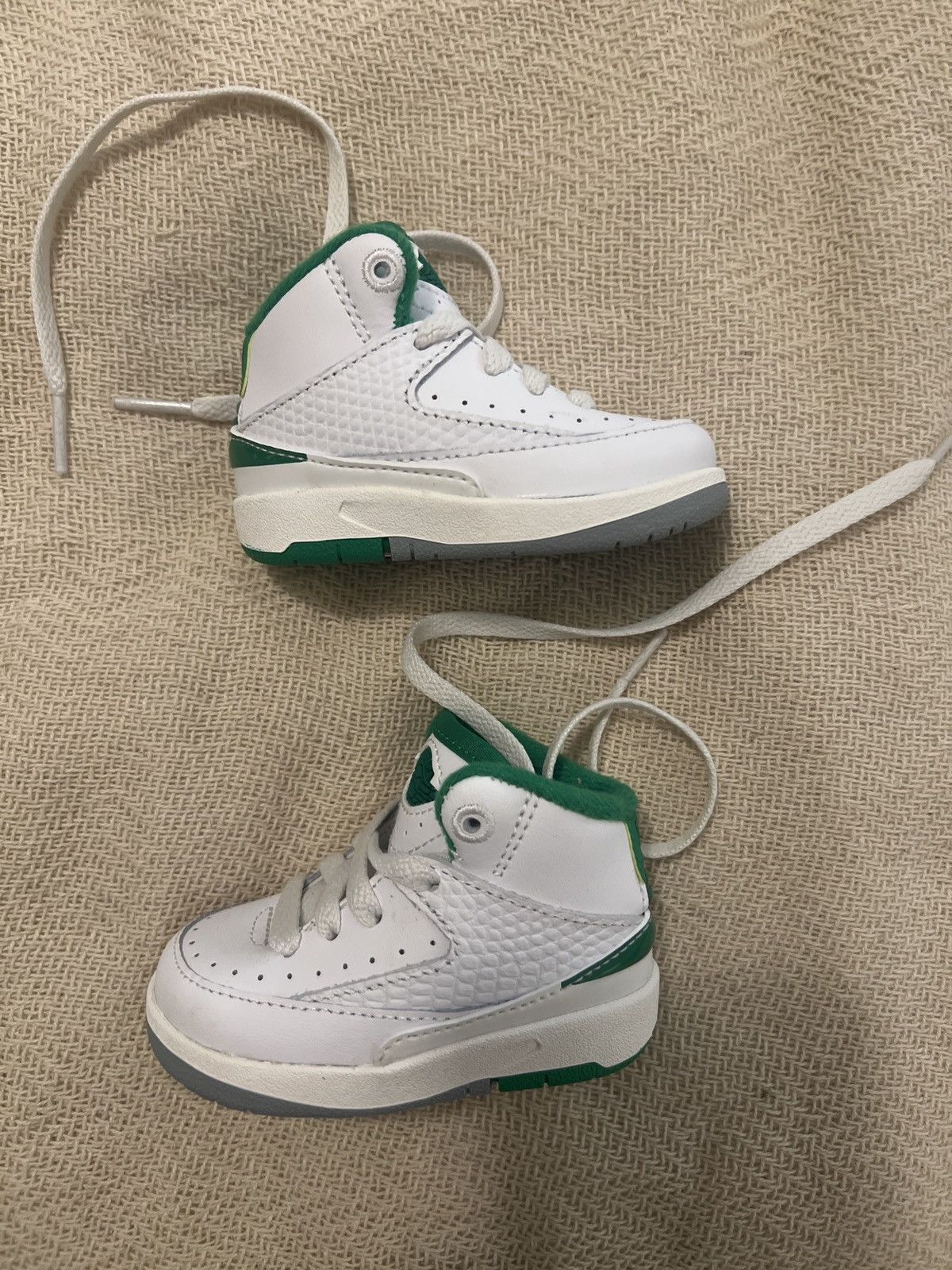 Jordan Brand Jordan 2 Retro Lucky Green US 2c Size US 5 / EU 37 - 1 Thumbnail