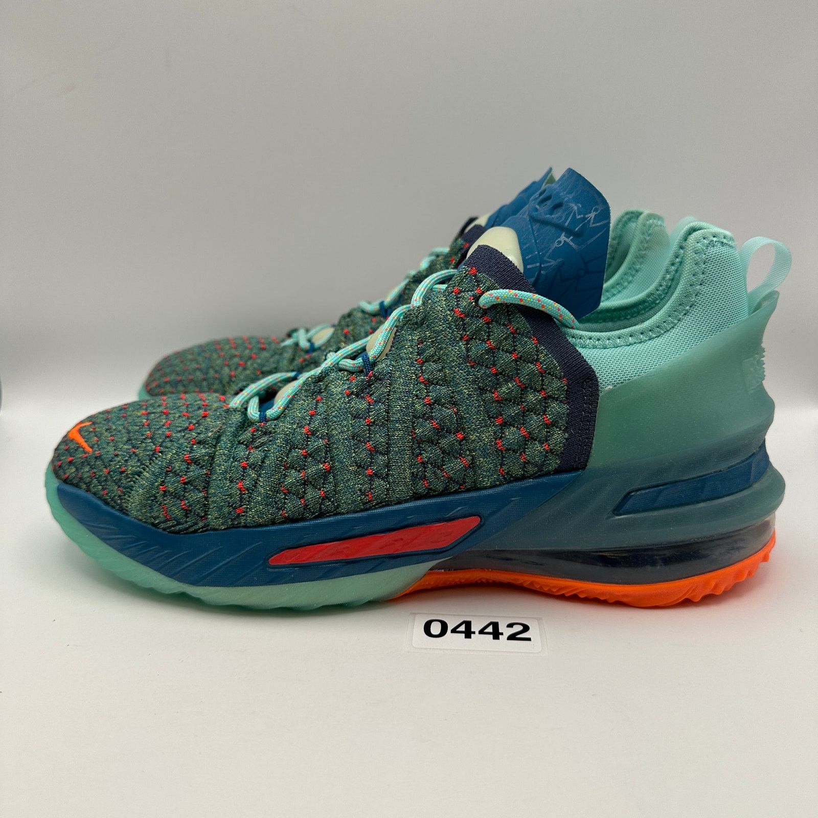 Nike NIKE LEBRON KIDS' 6Y GS We Are Family Hyper Crimson CW2760 Size US 6 / IT 36 - 6 Thumbnail