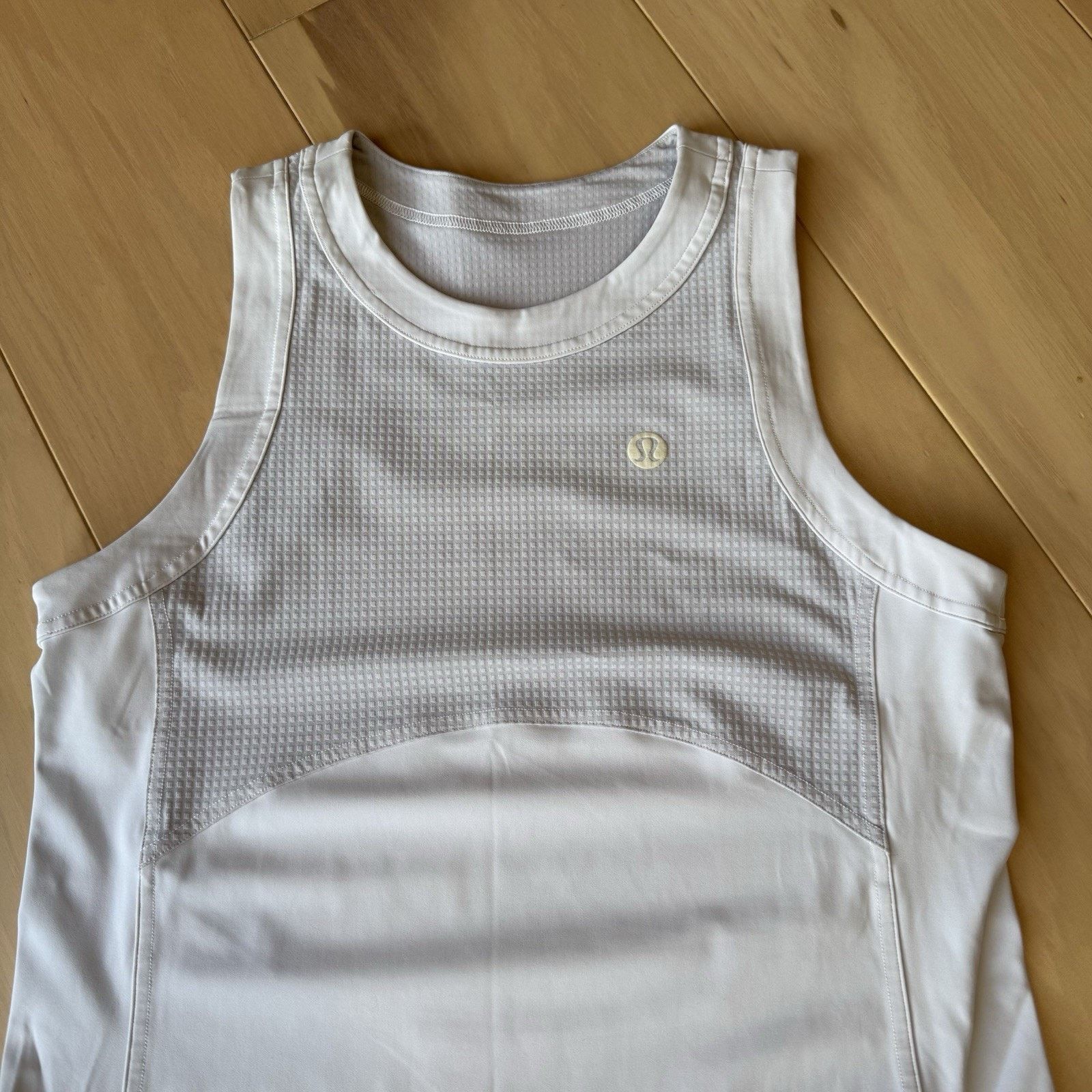 Lululemon Lululemon Sleeveless Shirt Women's 4 Gray Vent Surge Size S / US 4 / IT 40 - 3 Thumbnail