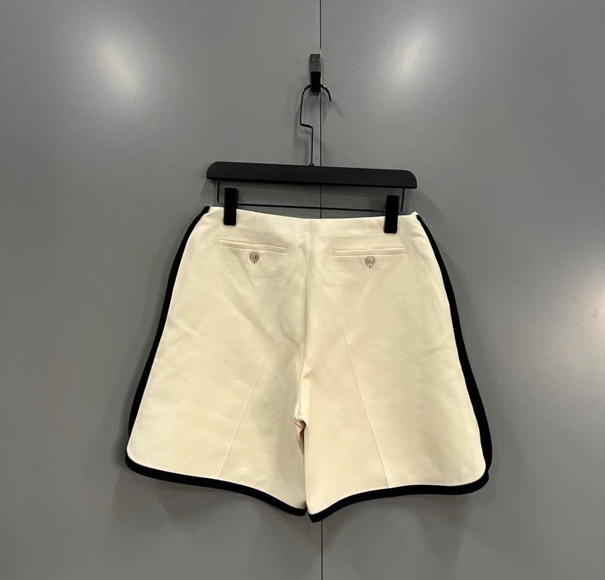 Gucci Gucci Gold Button Suit Shorts J41 Size 27" / US 4 / IT 40 - 2 Thumbnail