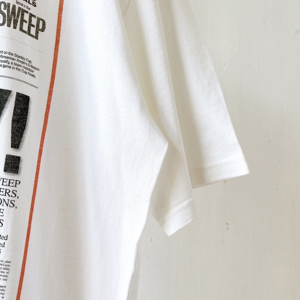 Vintage 90s Detroit Red Wings NHL newspaper t-shirt/ L Size US L / EU 52-54 / 3 - 6 Thumbnail