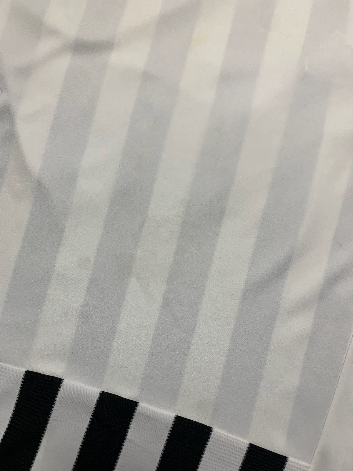Adidas × Vintage Vintage adidas Juventus soccer jersey striped size S Size US S / EU 44-46 / 1 - 8 Thumbnail