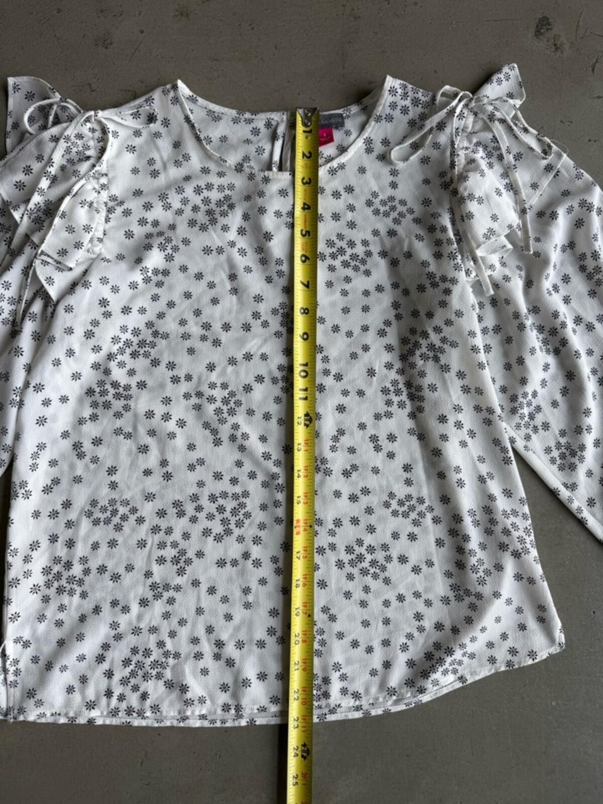 Vince Camuto Vince Camuto / Floral Flutter Sleeve Blouse / White Black Size S / US 4 / IT 40 - 2 Thumbnail