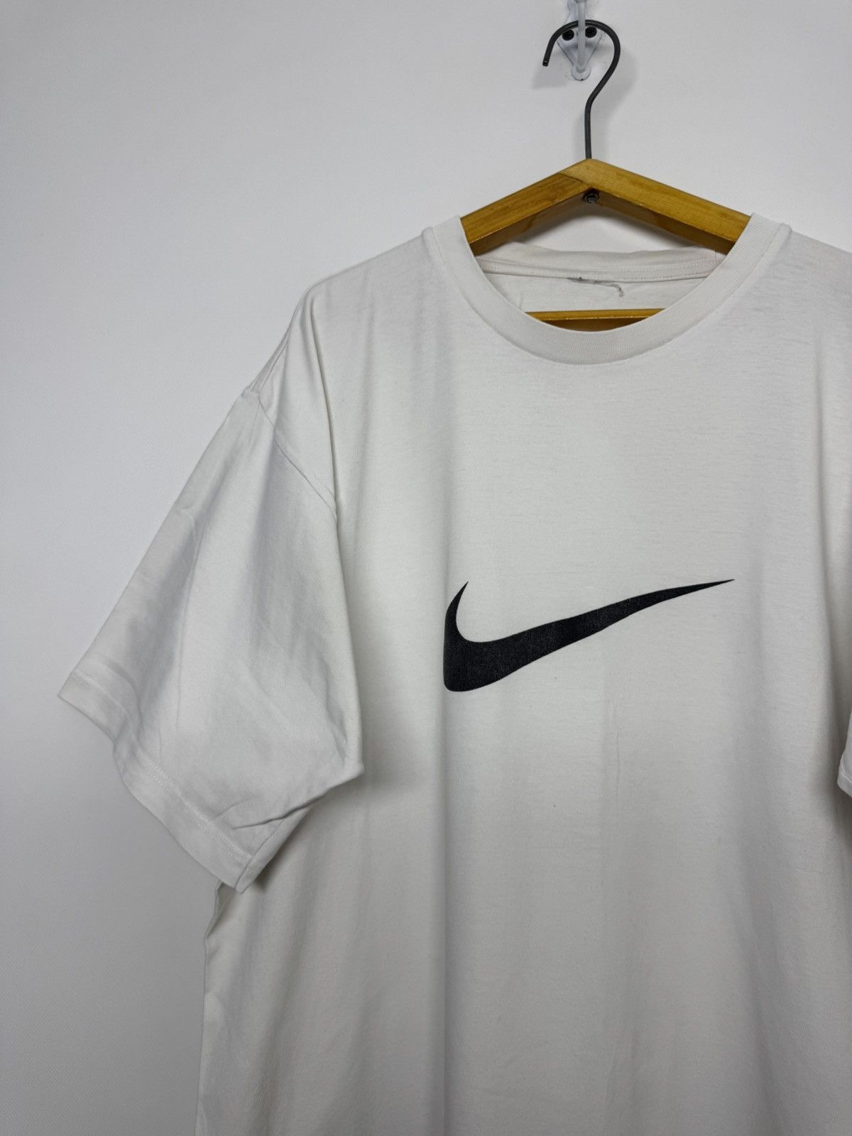Nike Vintage Y2k Nike Center Big Swoosh Logo T-Shirt Size US L / EU 52-54 / 3 - 6 Thumbnail