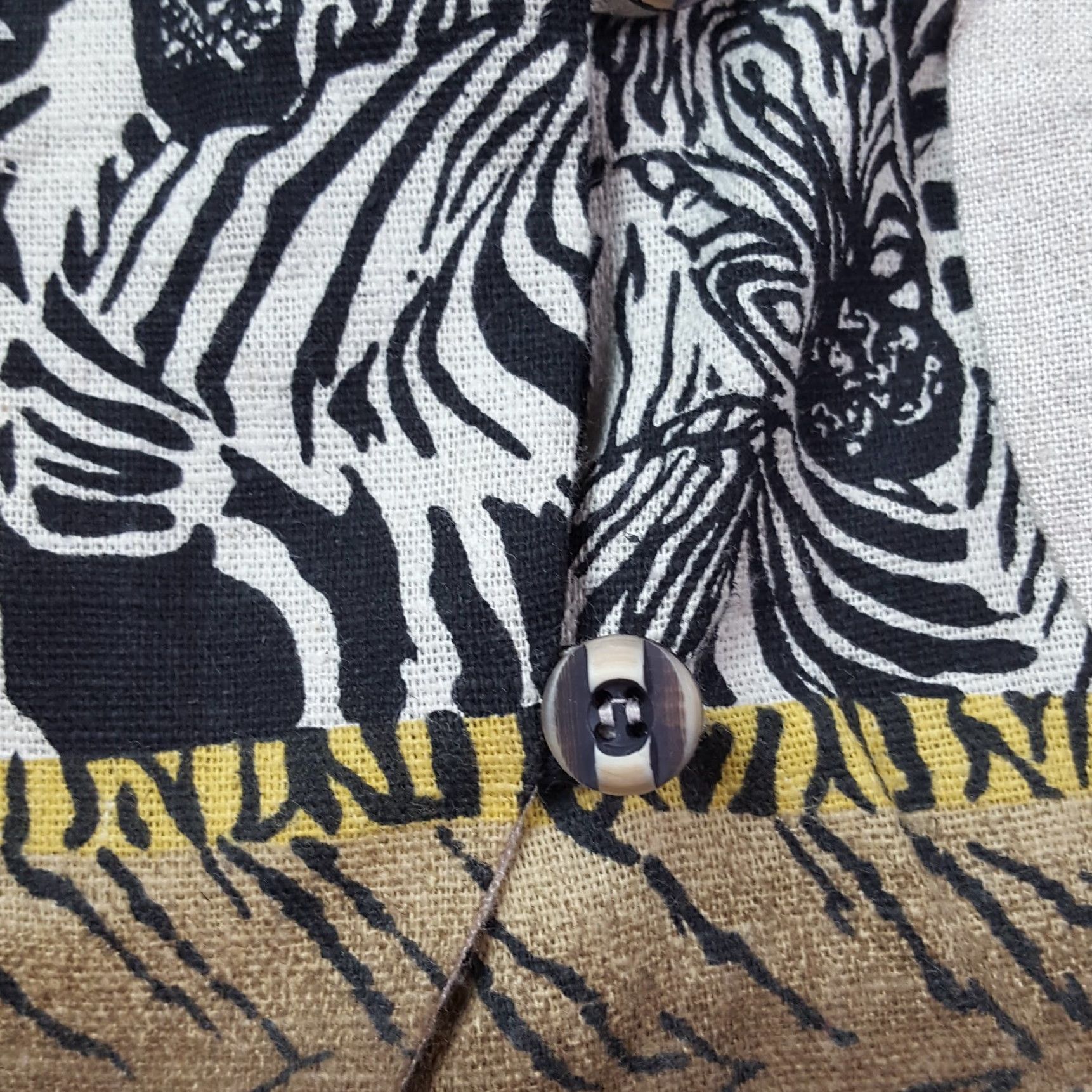 Vintage VINTAGE African Animal Print Women's 2X Retro Long Sleeve Zebra Lion Top Shirt Size XXL / US 16-18 / IT 52-54 - 4 Thumbnail
