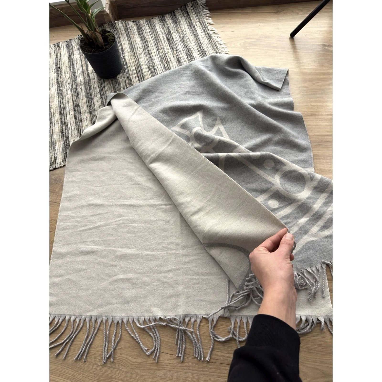 Vivienne Westwood VINTAGE Vivienne Westwood Big Logo Cashmere Luxury Big Scarf Scarf Unisex Gray 60/180 cm Logo Vintage 90s England London USA Winter Size ONE SIZE - 3 Thumbnail