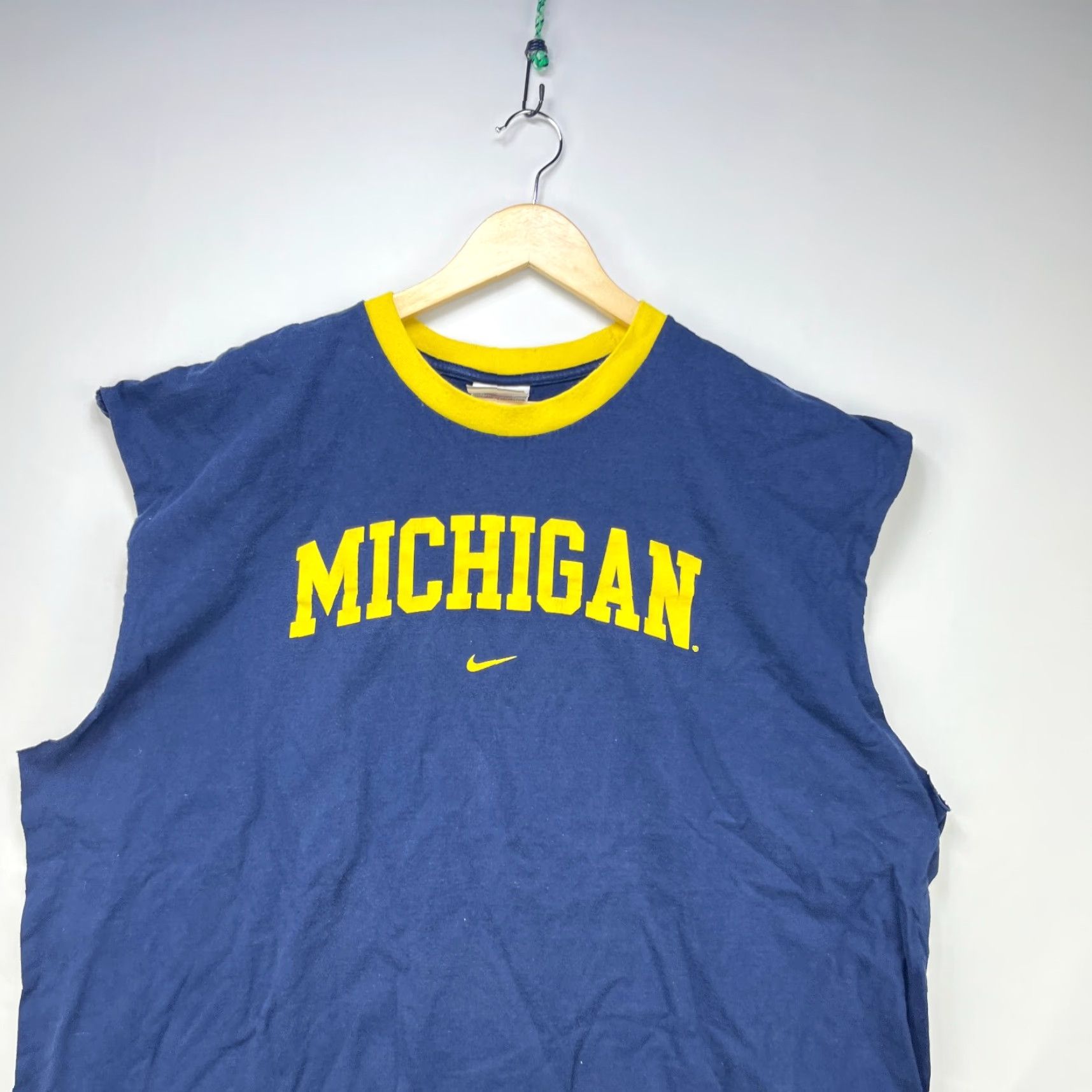 Nike VINTAGE Nike Michigan Wolverines Swoosh 2XL Sleeveless Shirt Men Blue Size US XXL / EU 58 / 5 - 2 Thumbnail
