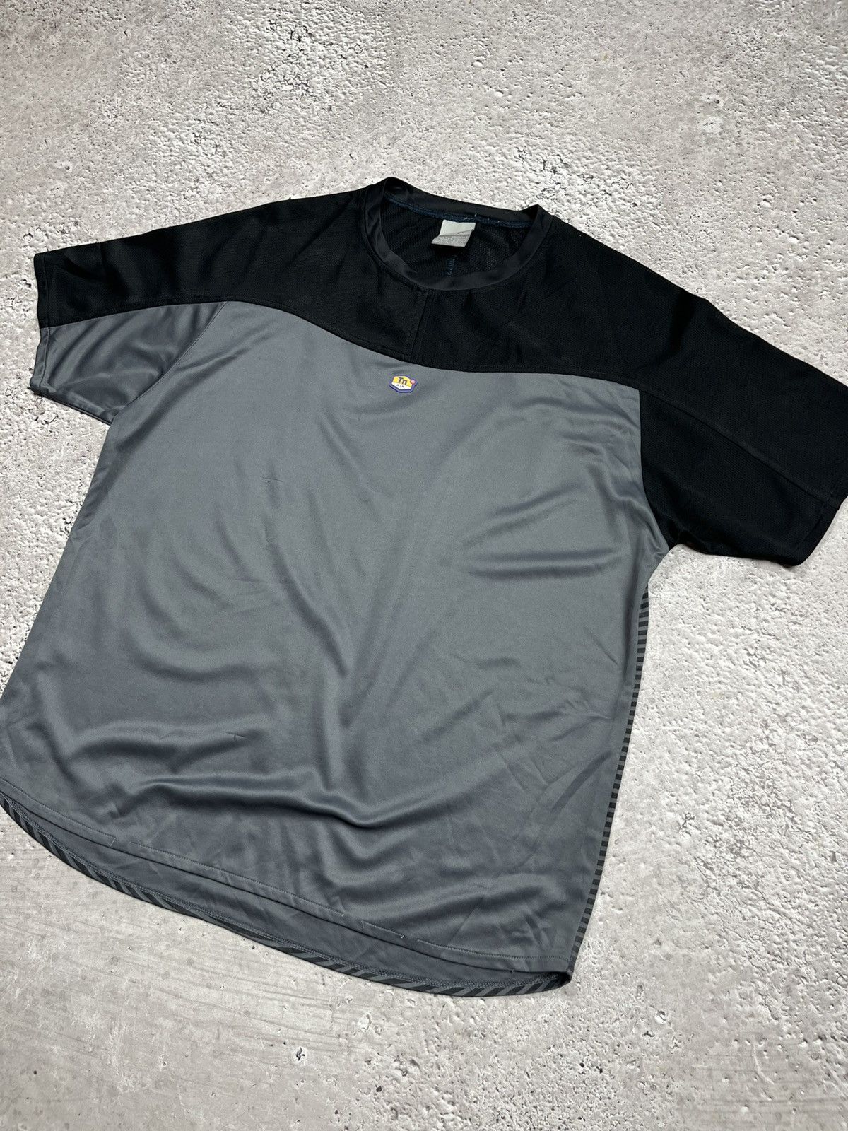Nike Vintage Nike TN Y2K Tech Streetwear Gray Black T Shirt Size US L / EU 52-54 / 3 - 2 Thumbnail